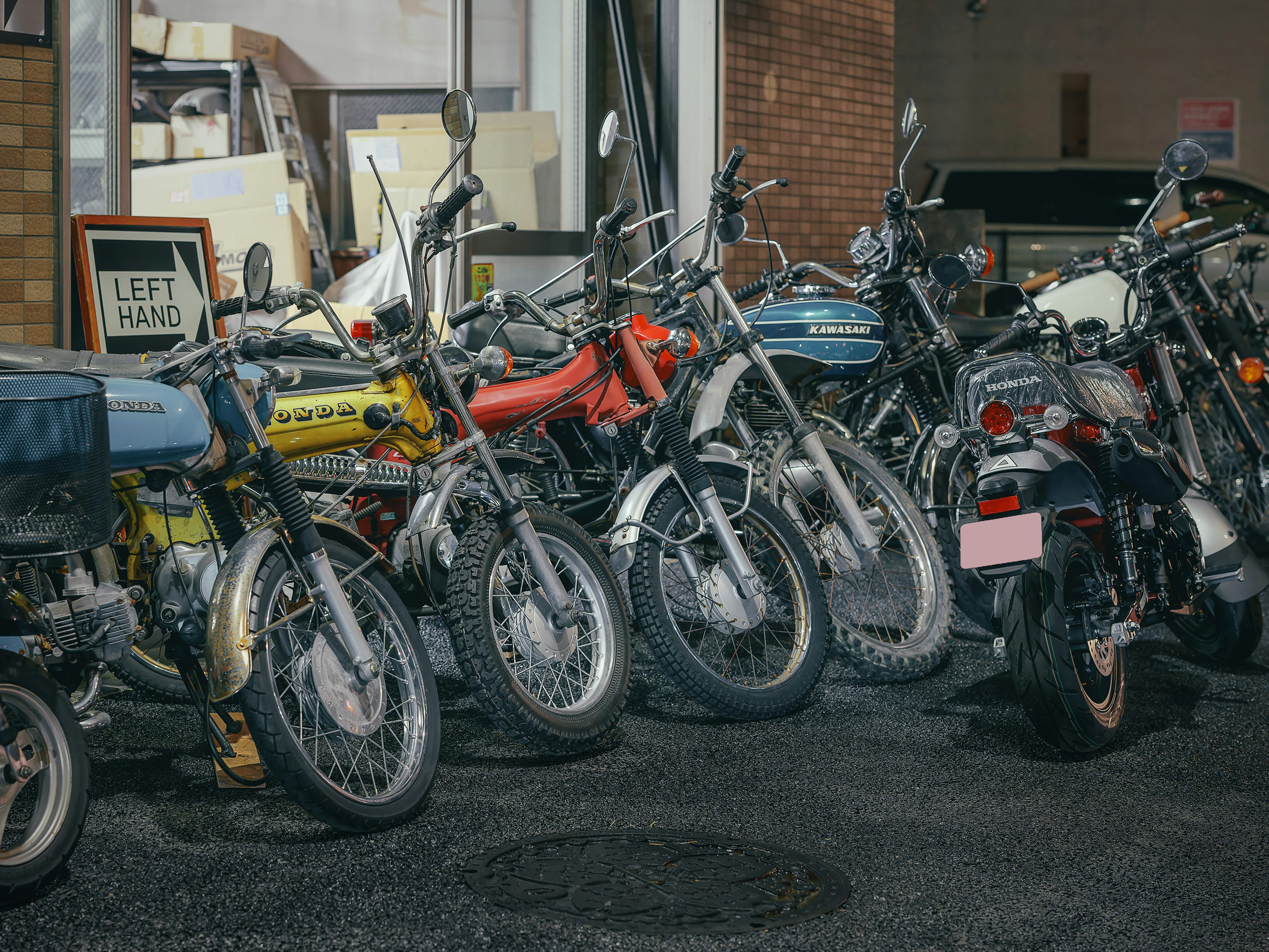 Una fila de diversas motocicletas estacionadas en un entorno urbano