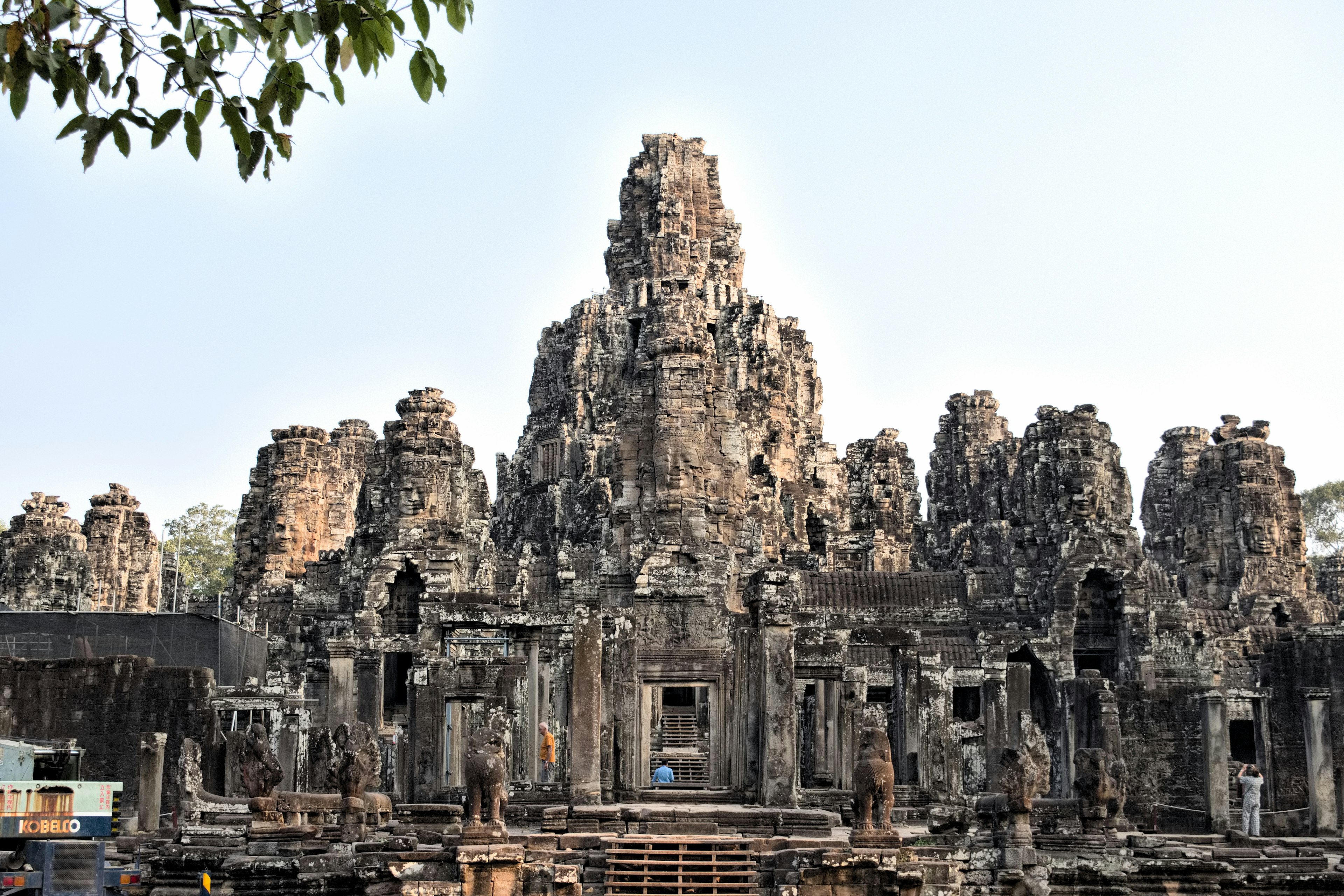 Menara batu dan ukiran rumit dari Kuil Bayon di Angkor Wat