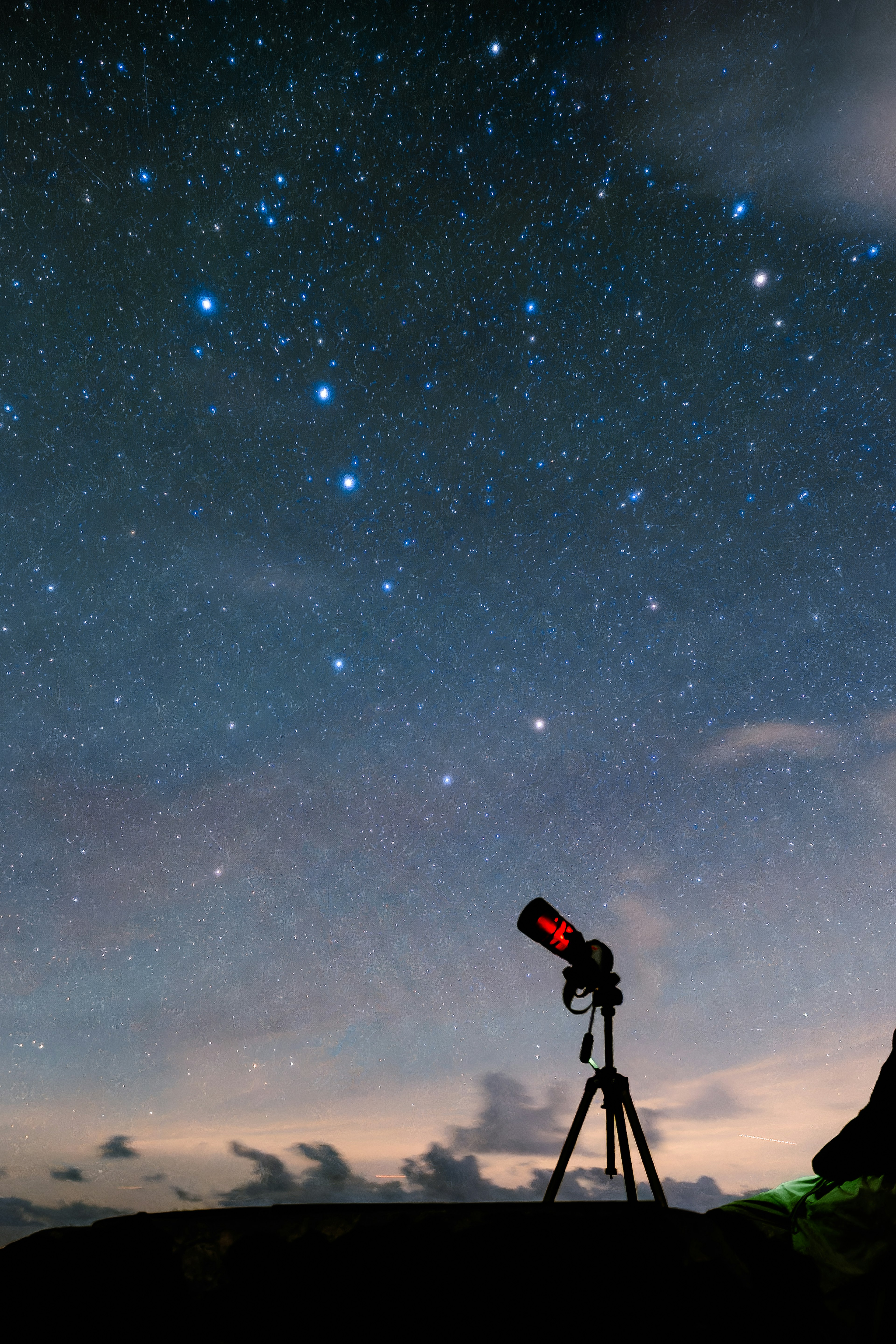 Langit malam dengan bintang dan teleskop