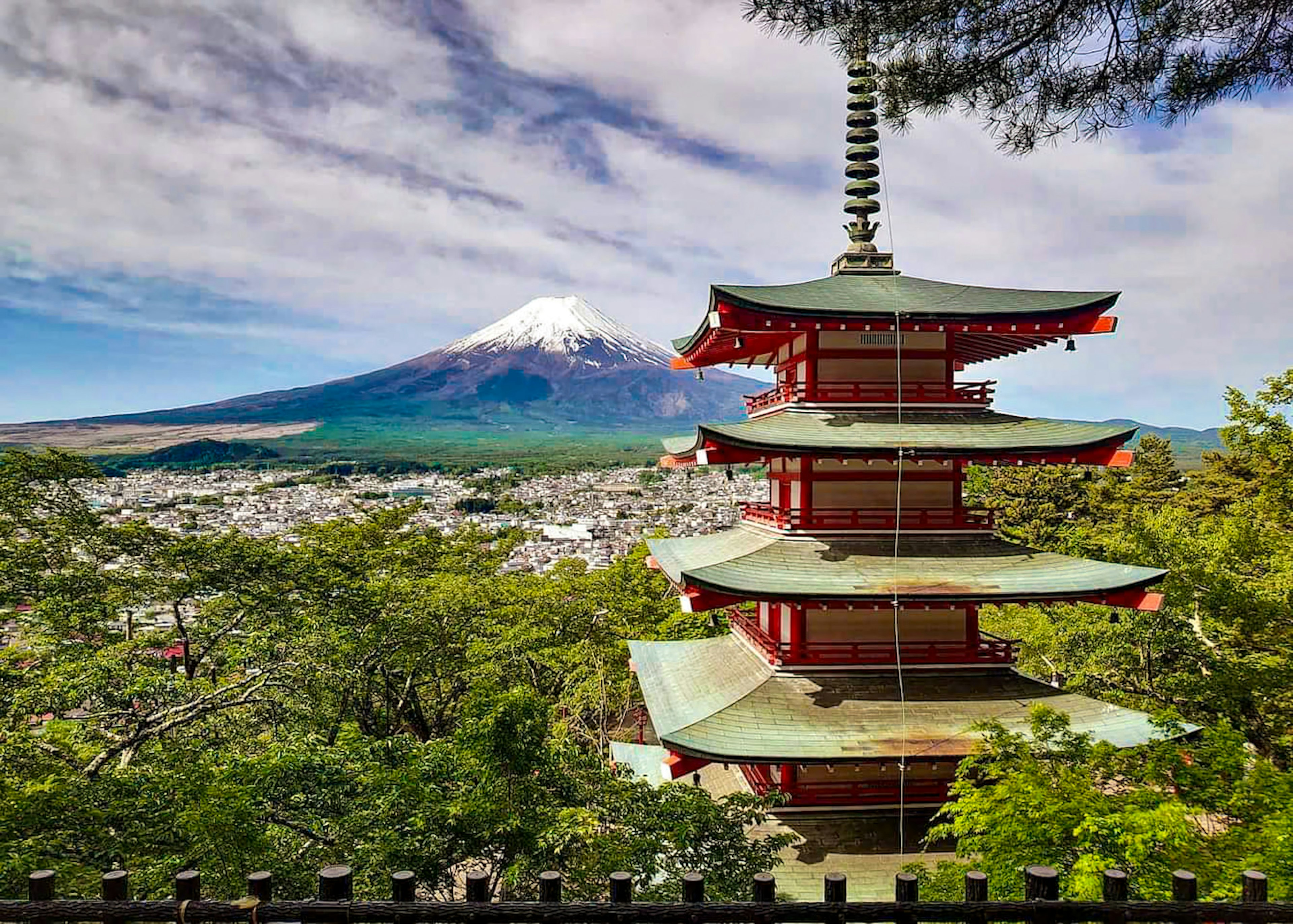 富士山を背景にした五重塔の美しい風景