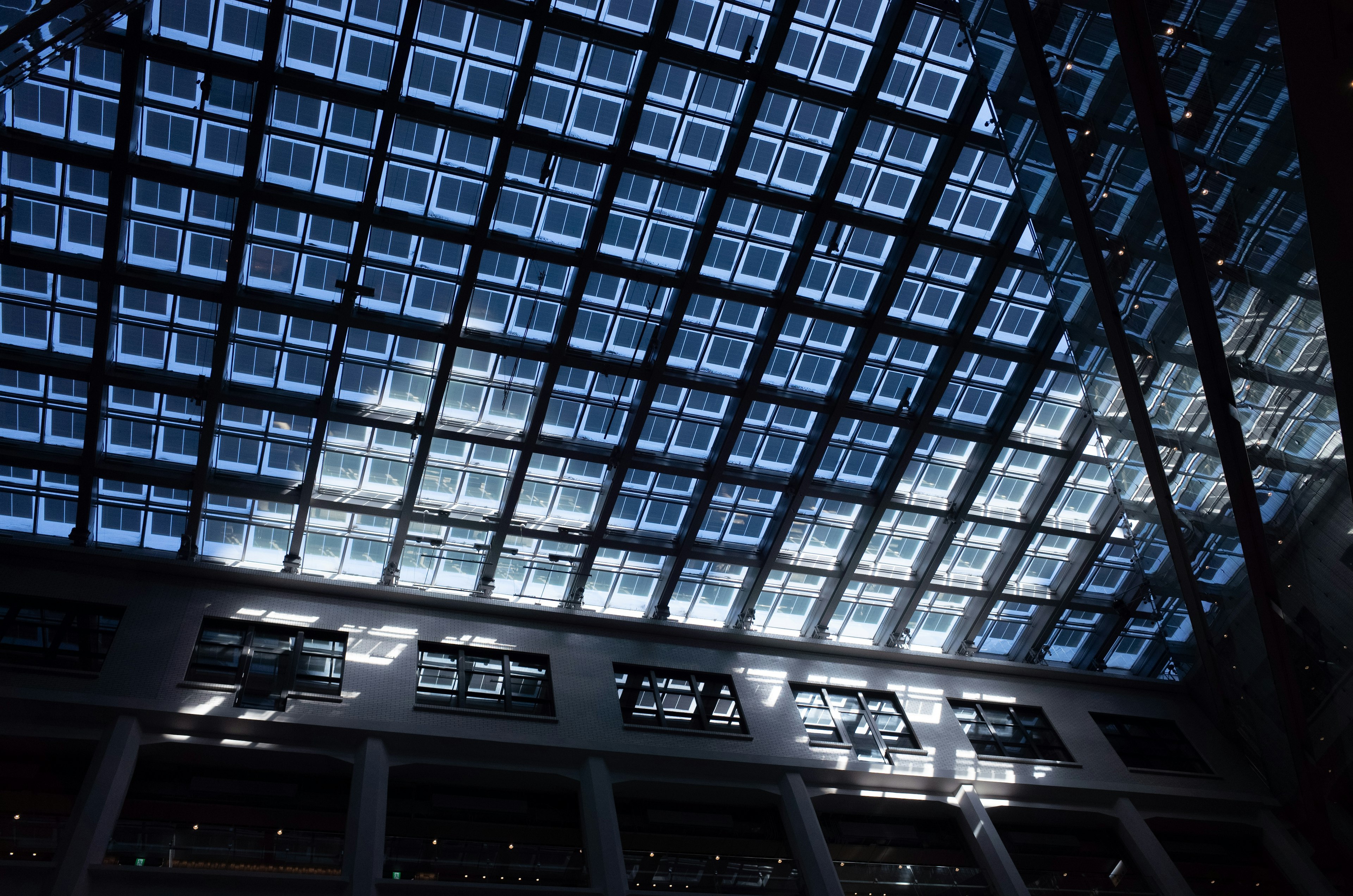 Interior bangunan modern dengan langit-langit kaca biru