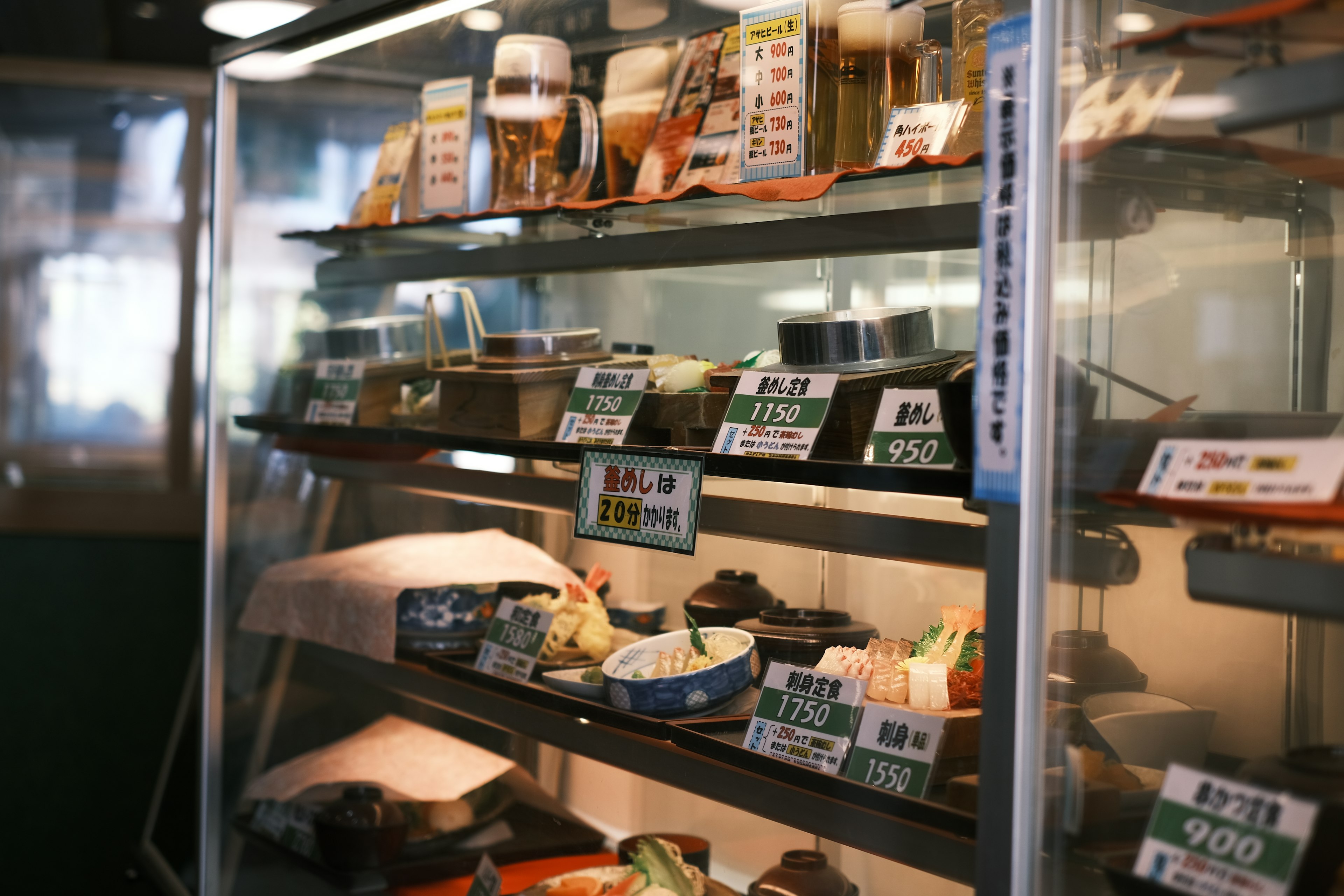 Vitrine présentant des plats de sushi et de tempura