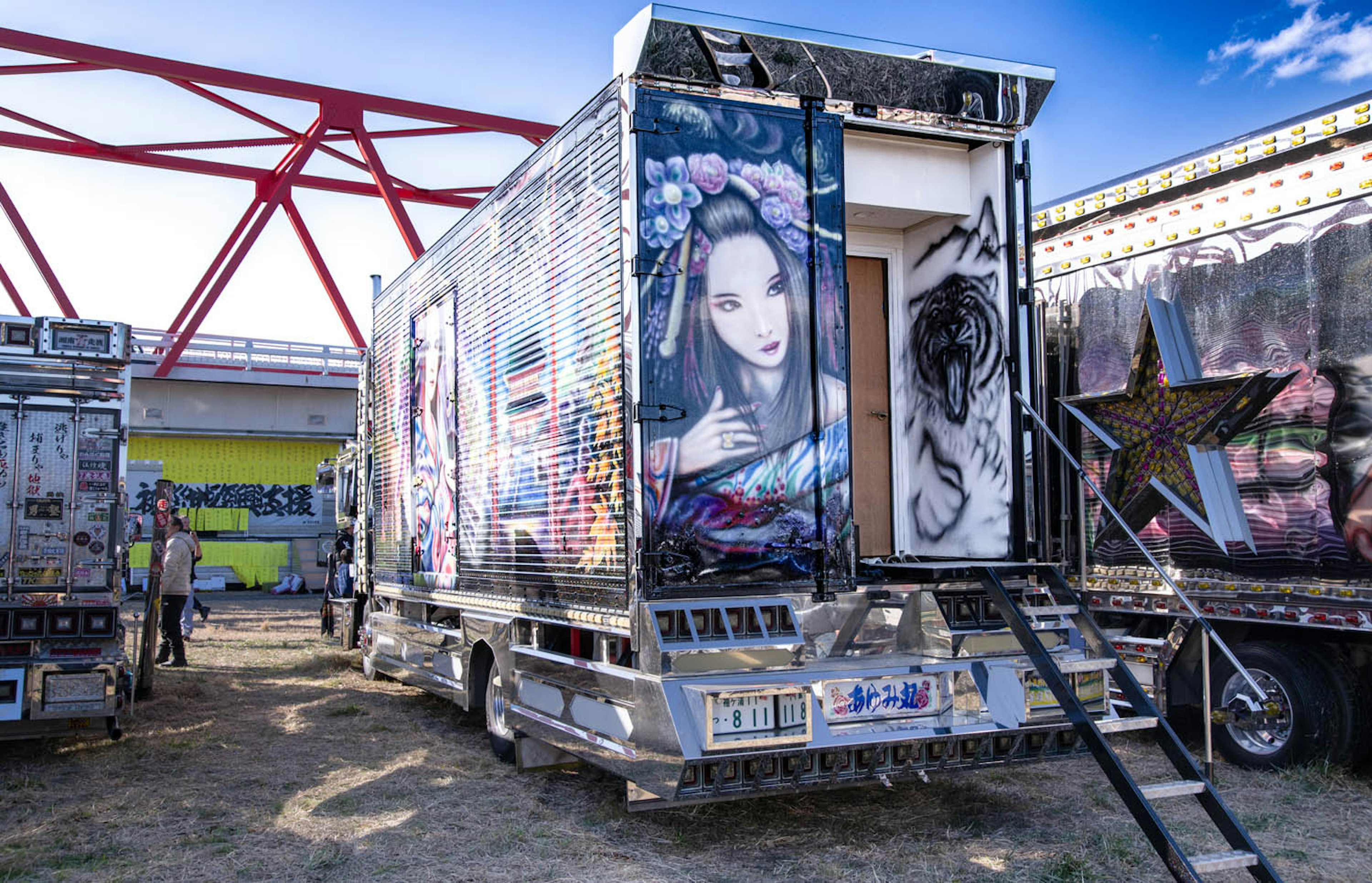 Camion decorativo con un bel murale di donna sul retro