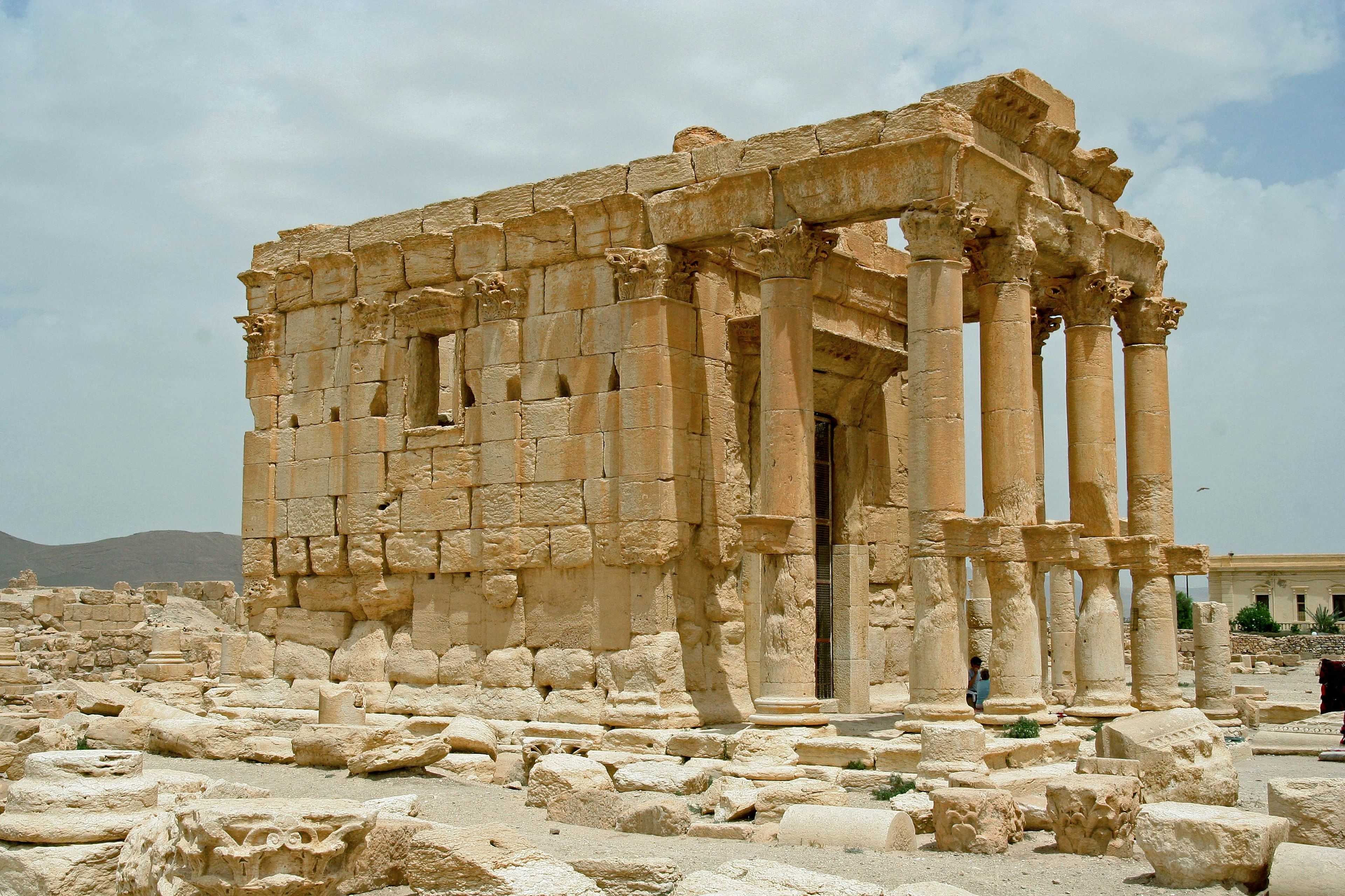 Ruinen des antiken Tempels in Baalbek mit großen Säulen und Steinblöcken