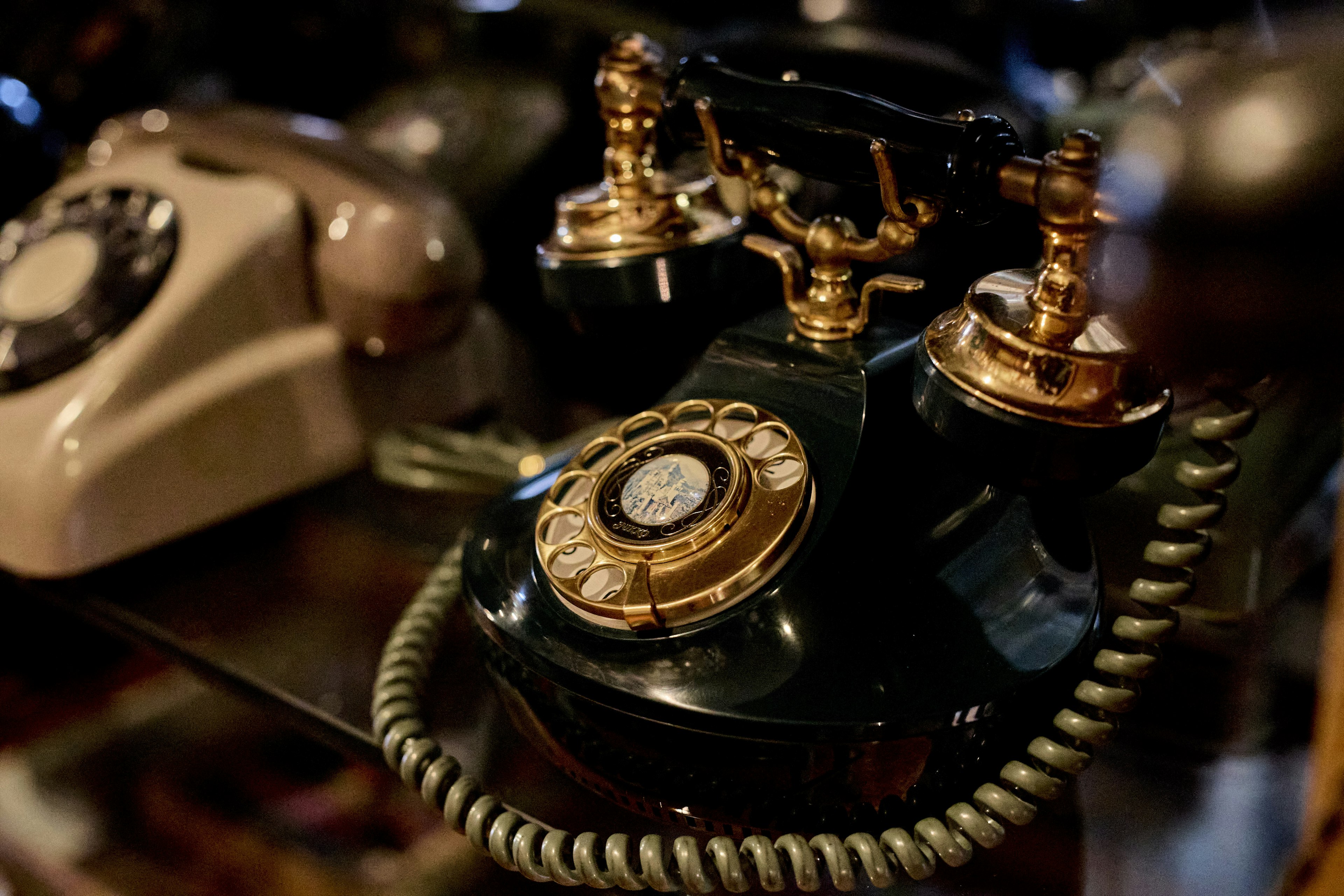 Klassisches grünes Telefon mit goldenen Akzenten und vintage Design