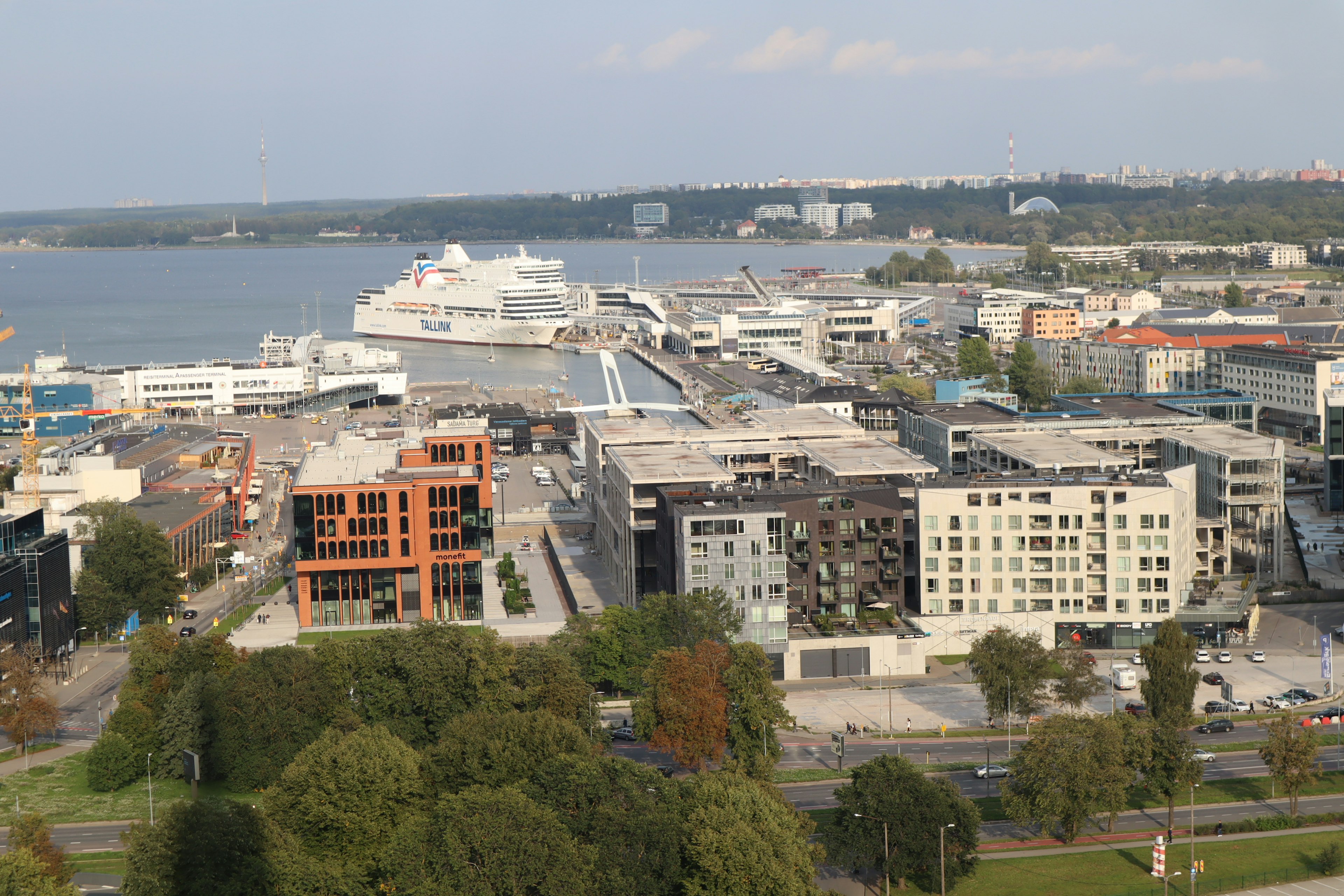 Panorama urbano vicino al porto con nuovi edifici e lungomare