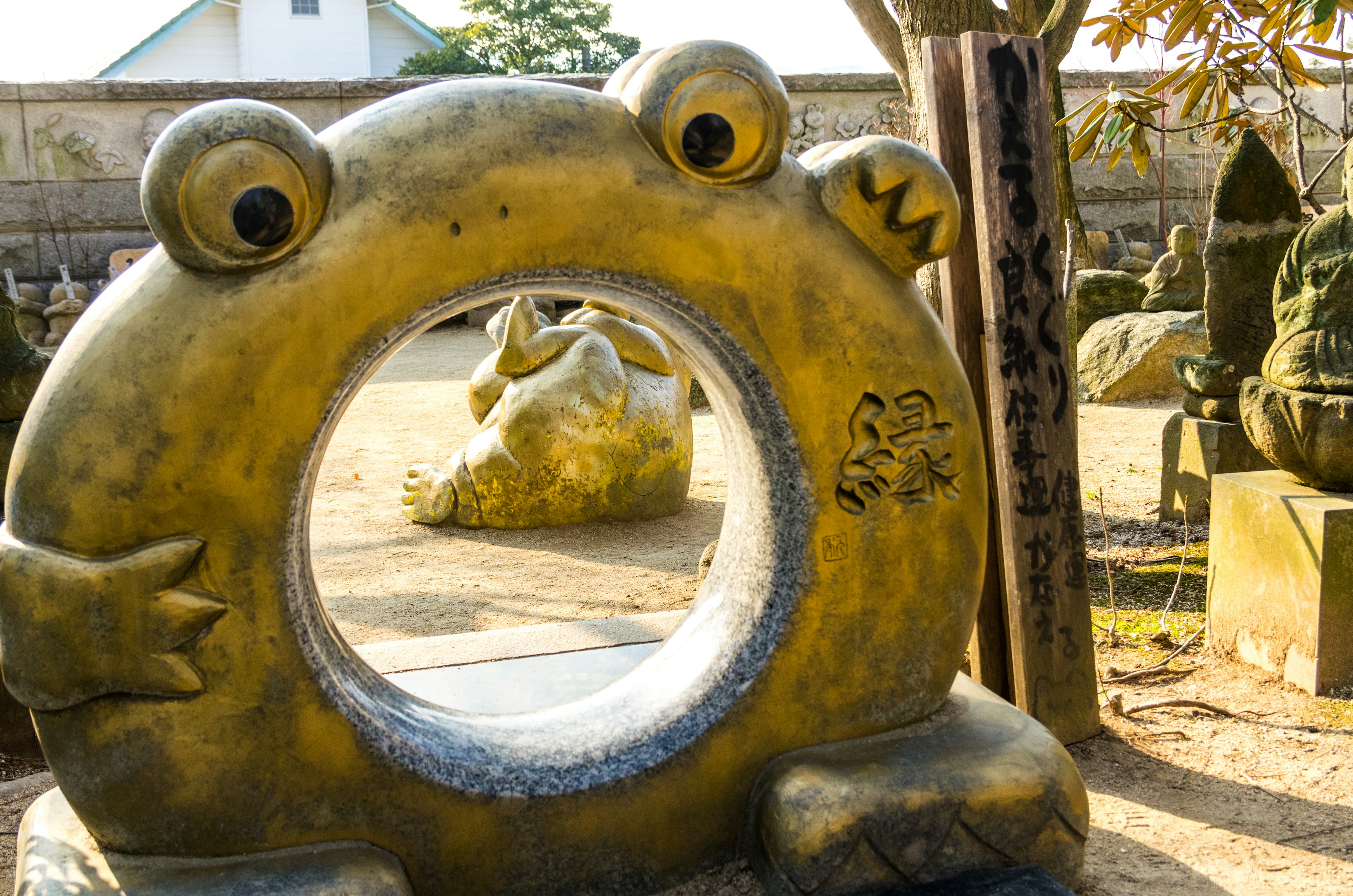 Arco en forma de rana con otras esculturas al fondo