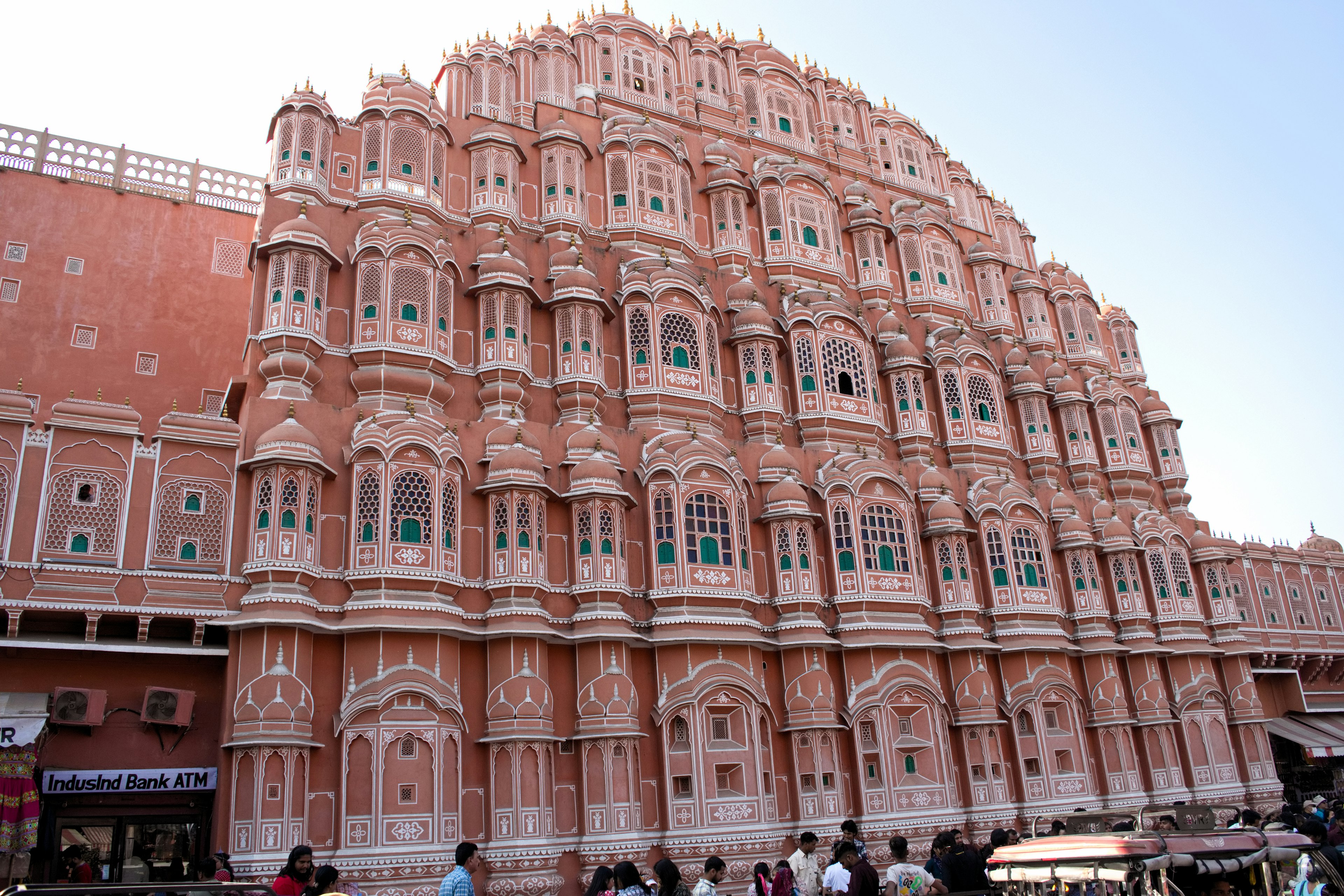 El hermoso exterior de Hawa Mahal con ventanas únicas