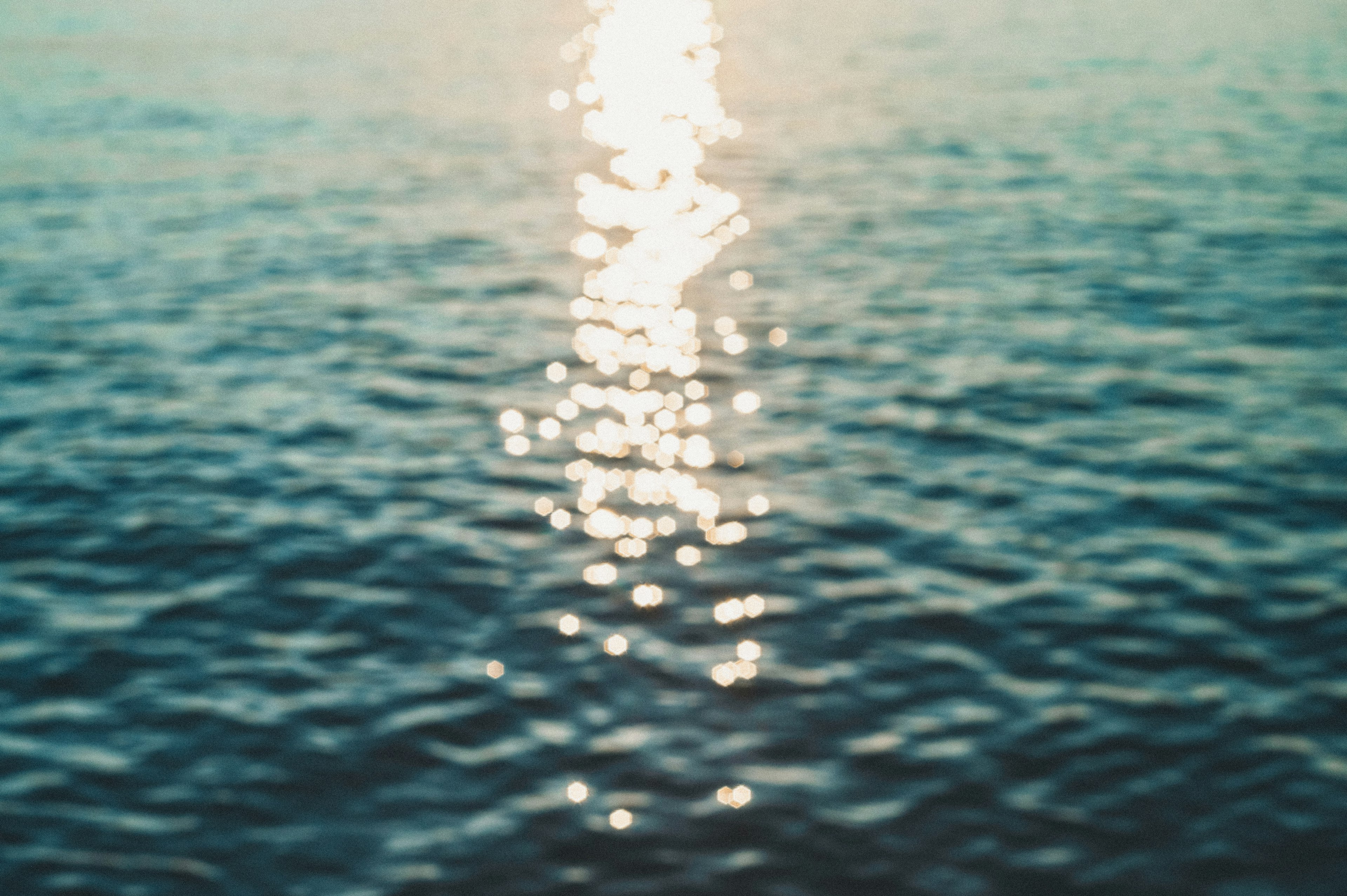 Imagen borrosa de la luz reflejándose en la superficie del agua