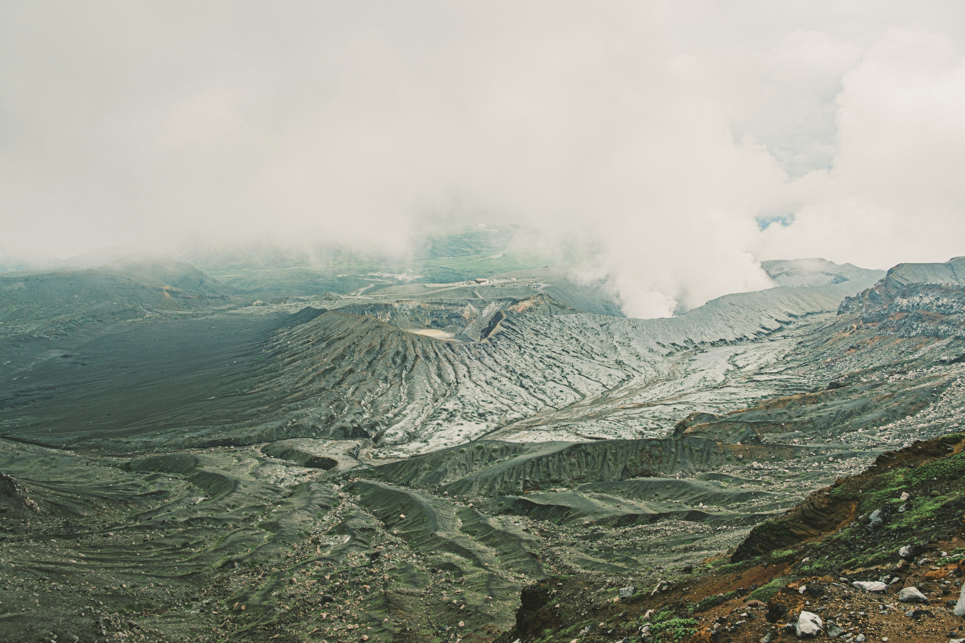 火山の風景と雲に覆われた地形