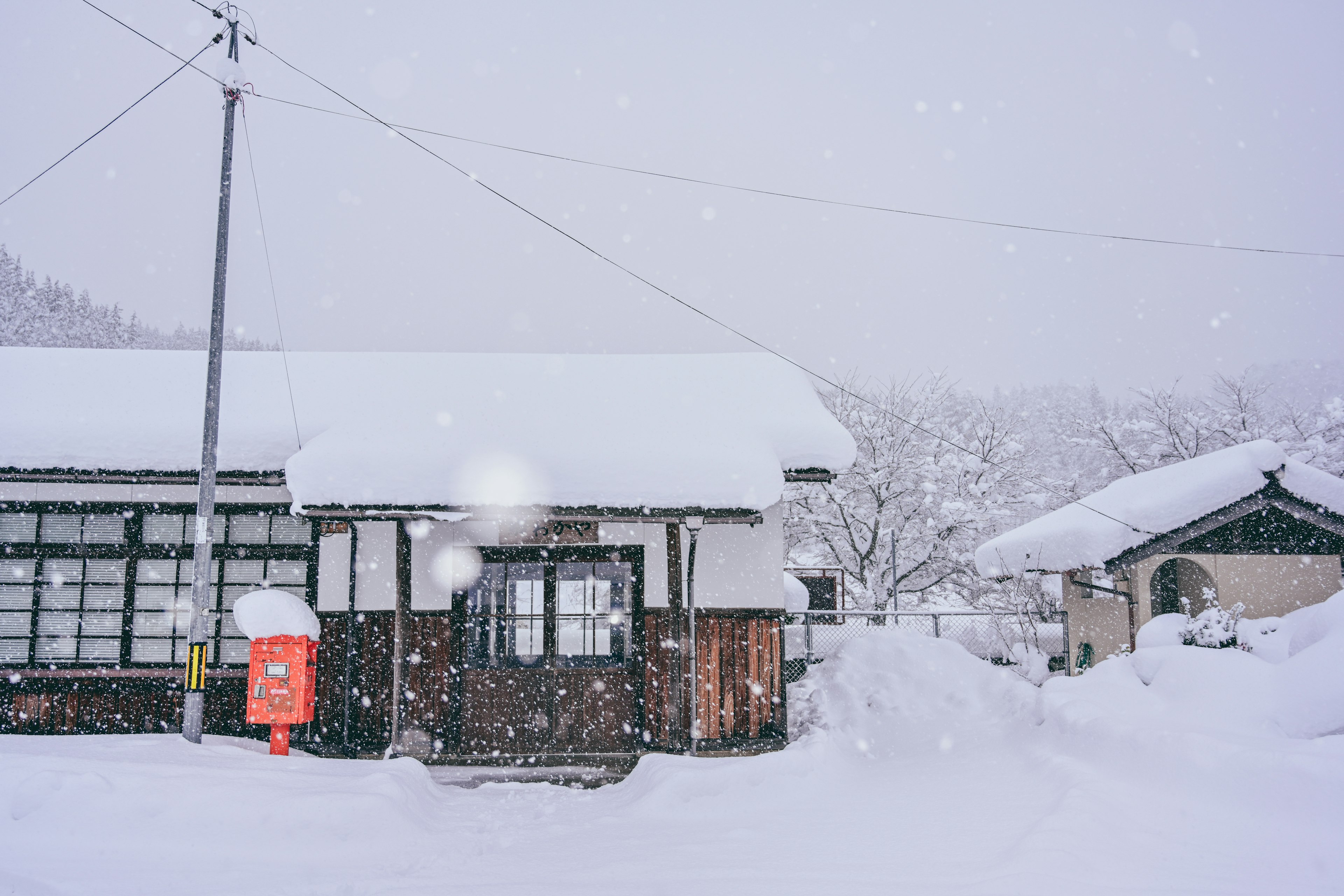 被雪覆蓋的日本房屋和郵筒