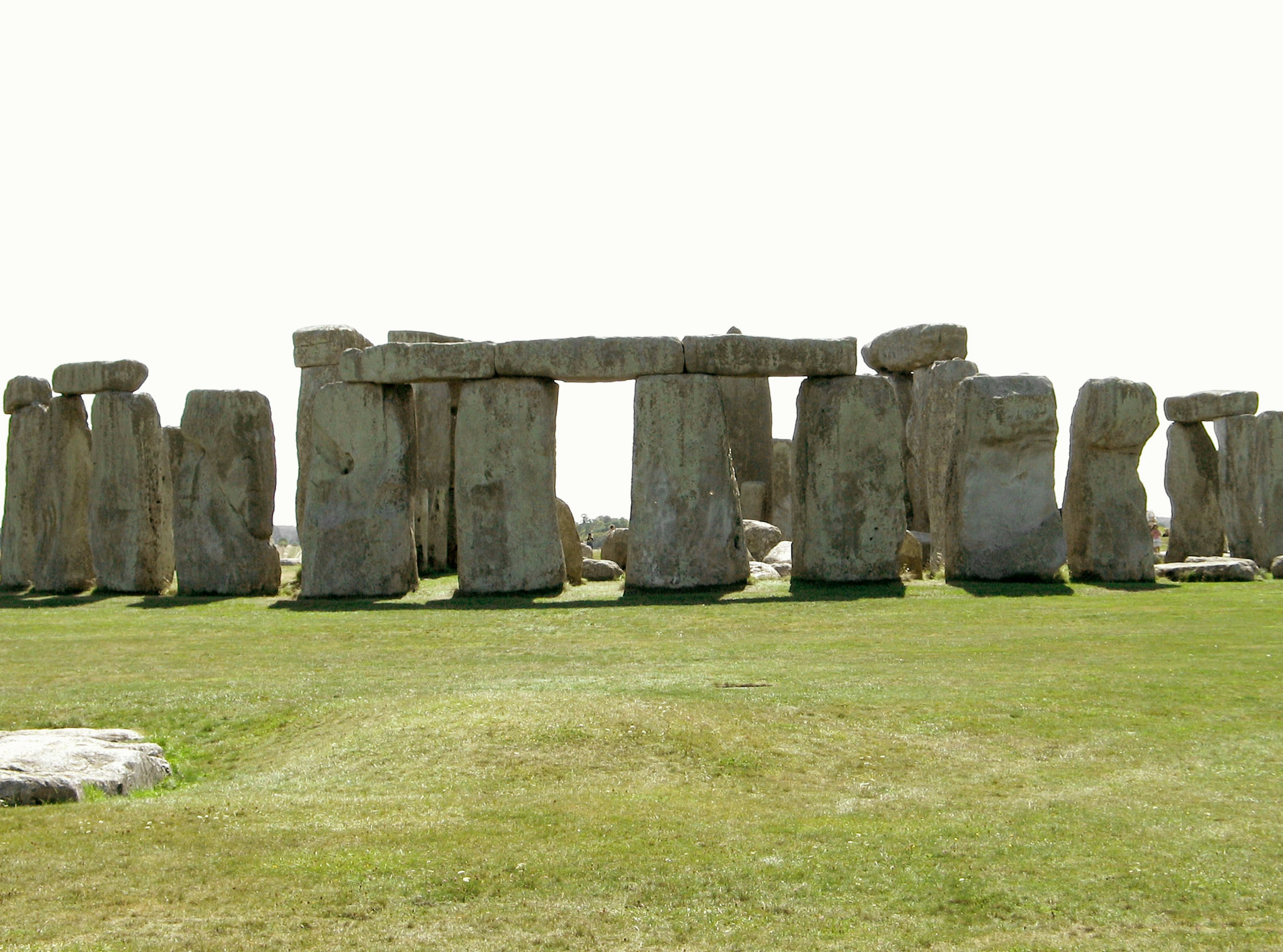 Die massive Steinstruktur von Stonehenge steht unter einem klaren Himmel