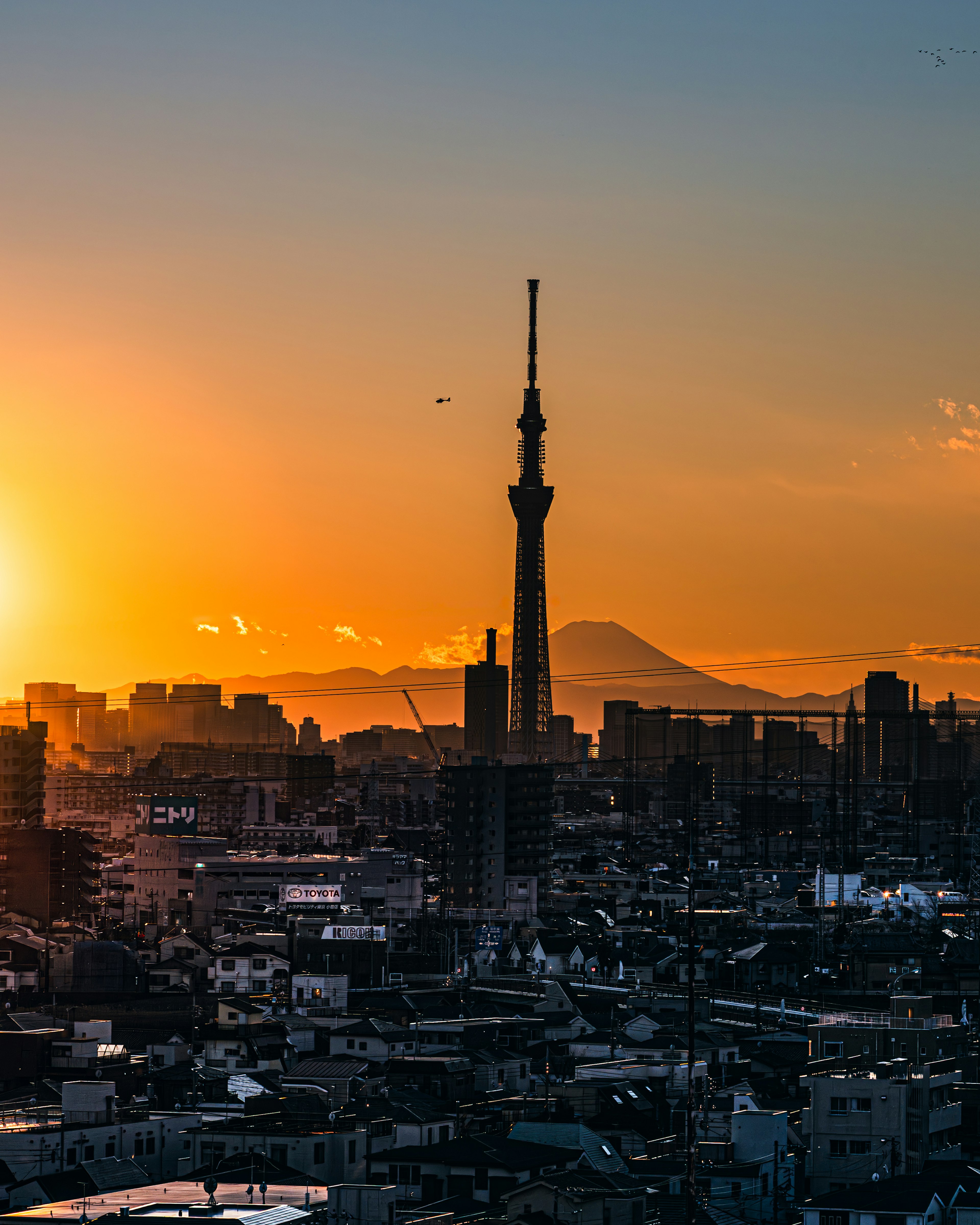 Tokyo Skytree mit dem Fuji im Hintergrund während des Sonnenuntergangs