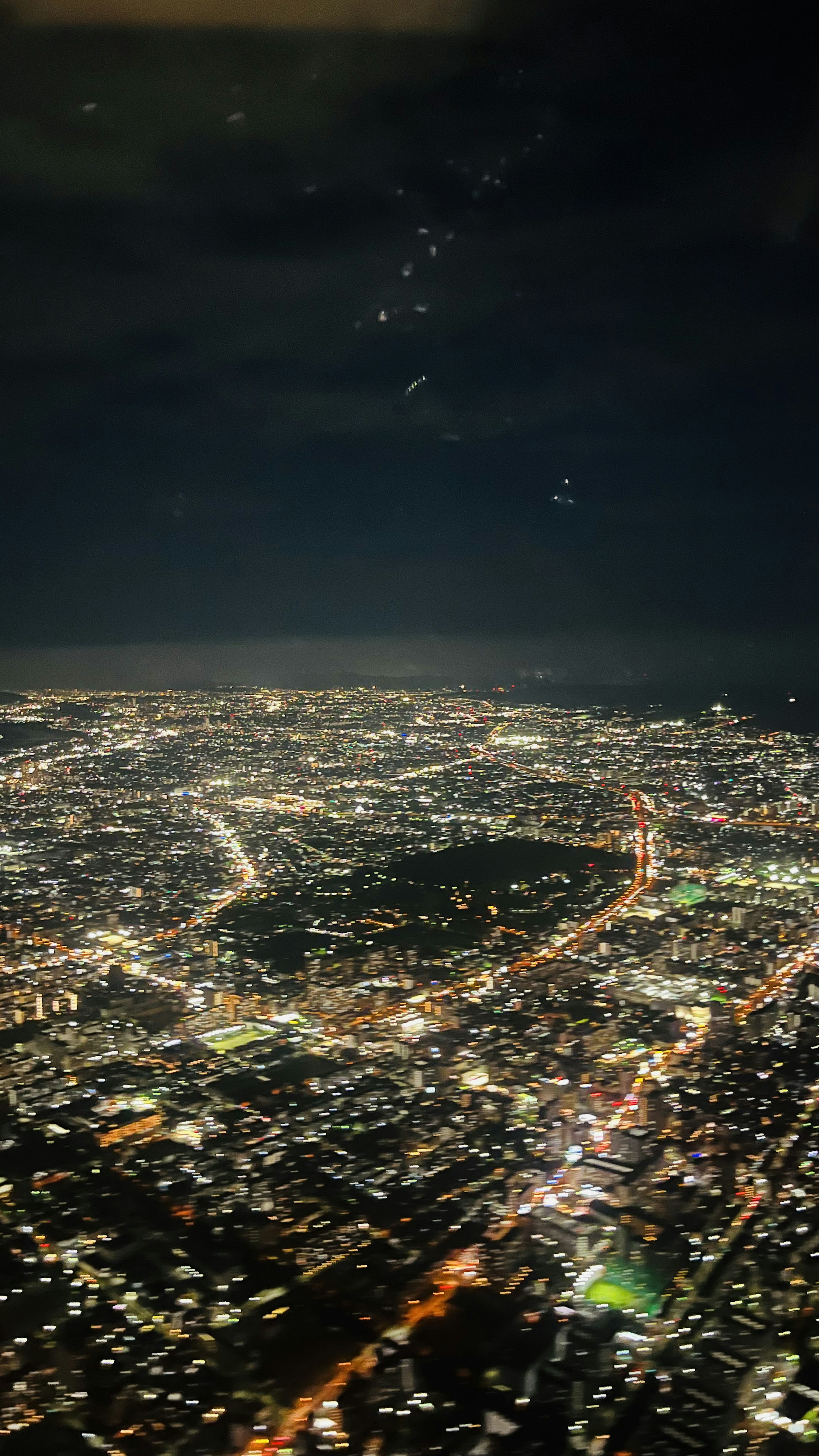 夜の都市の空撮写真 明るい街灯と道路が広がる風景