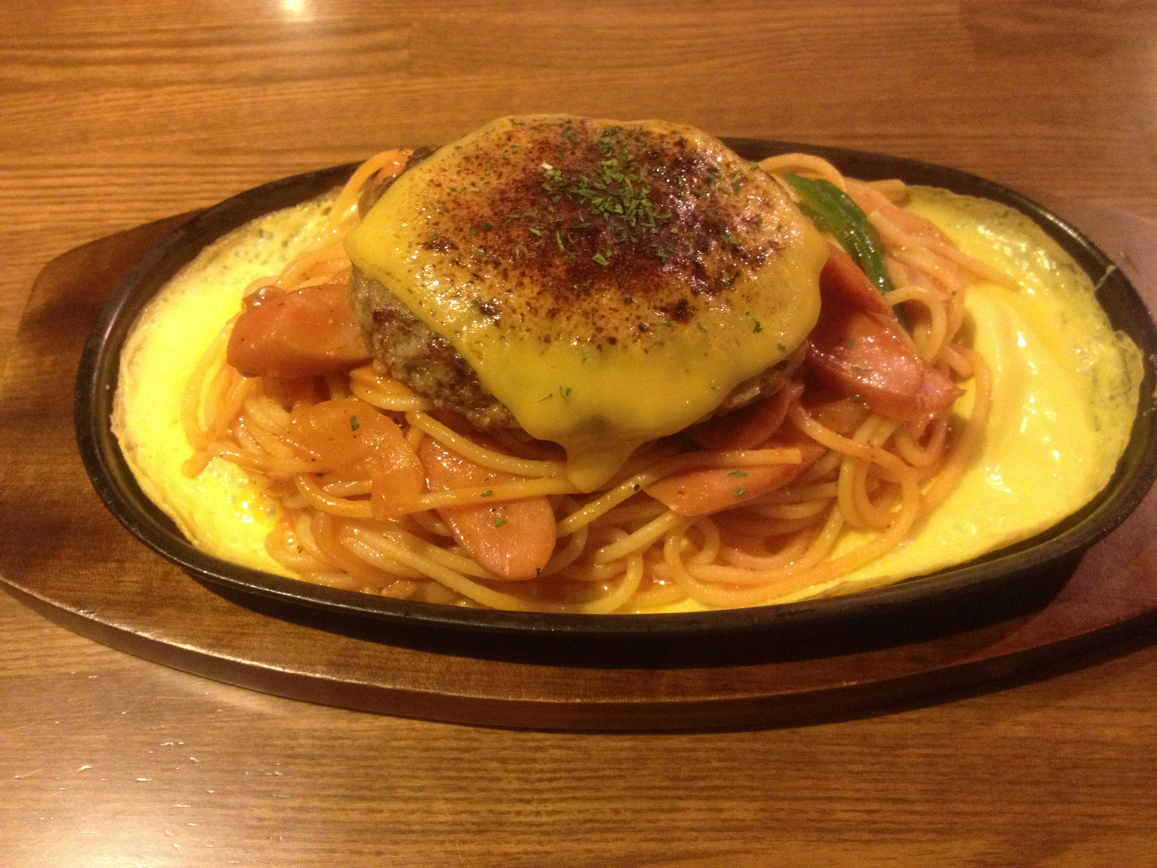 Sizzling-Platte mit Hamburger und Spaghetti Napolitan