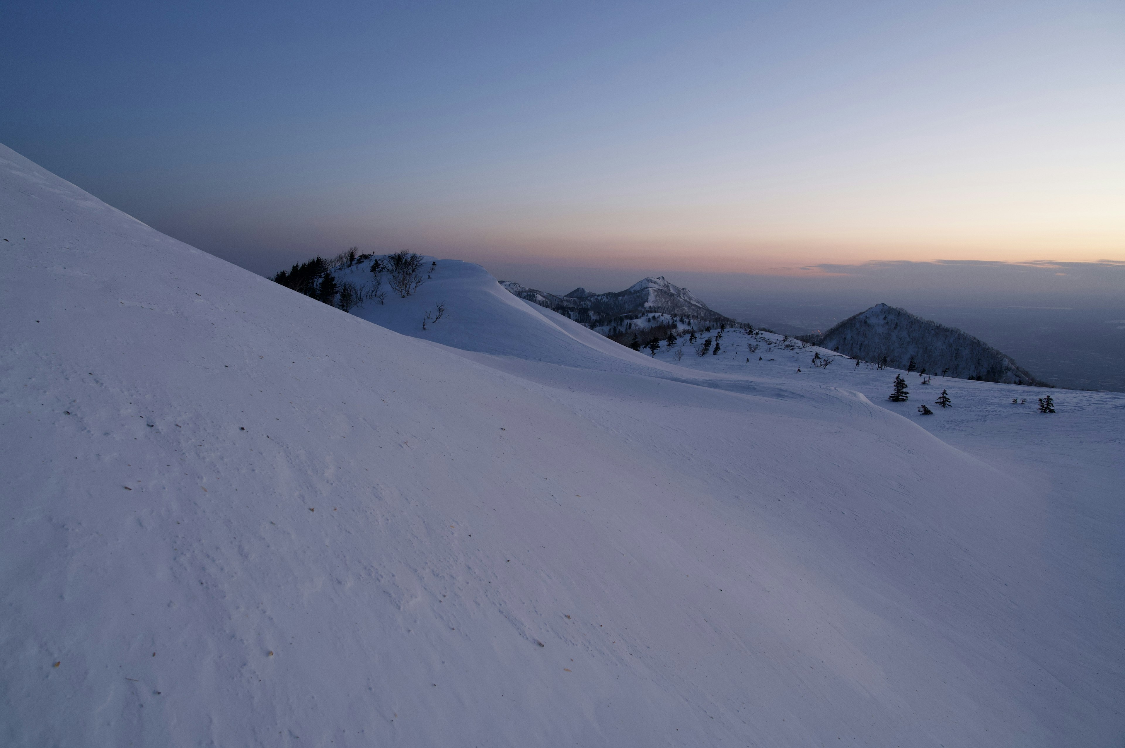 Montagne innevate e paesaggio al crepuscolo