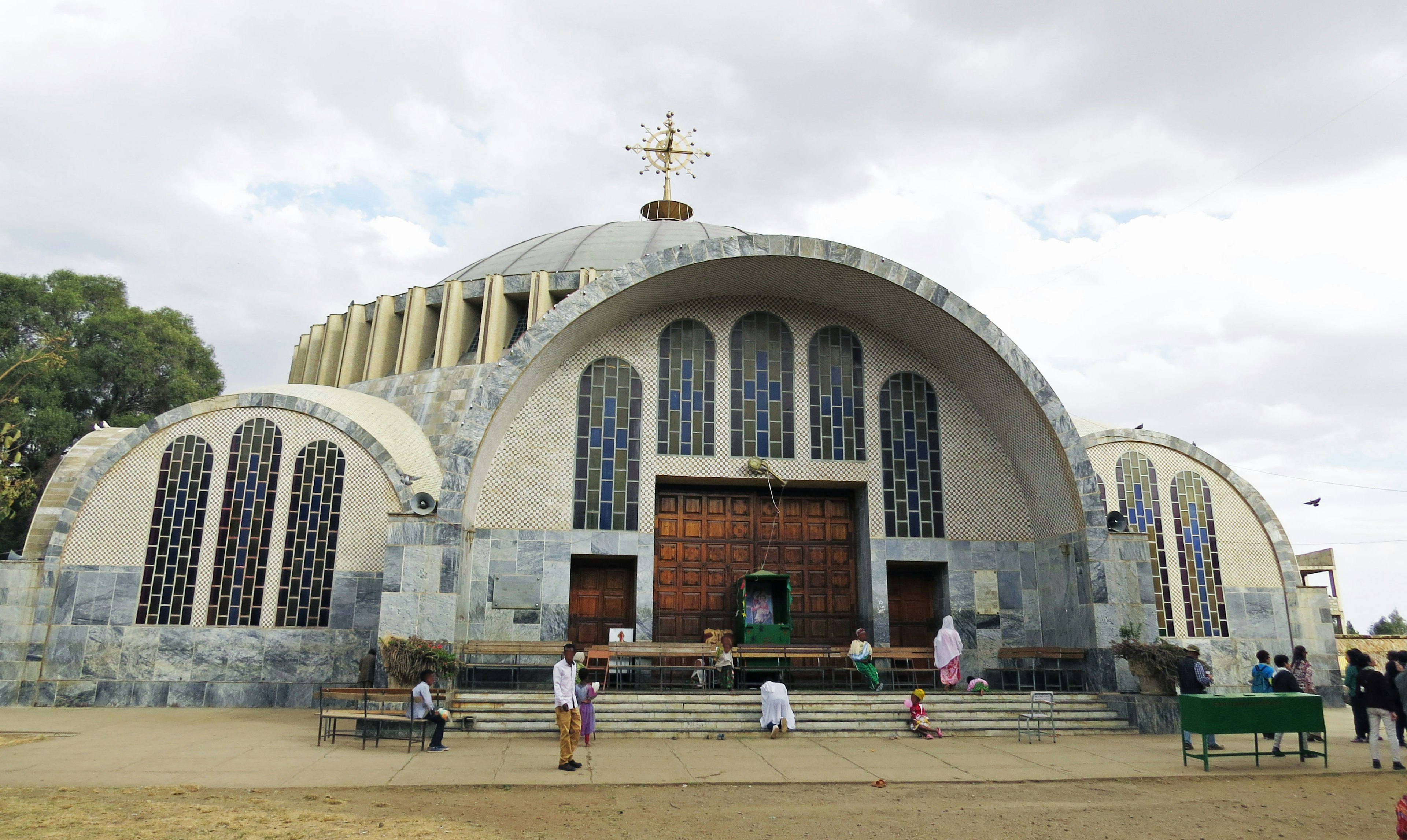 Extérieur d'une église moderne avec un toit en arc et de grandes fenêtres