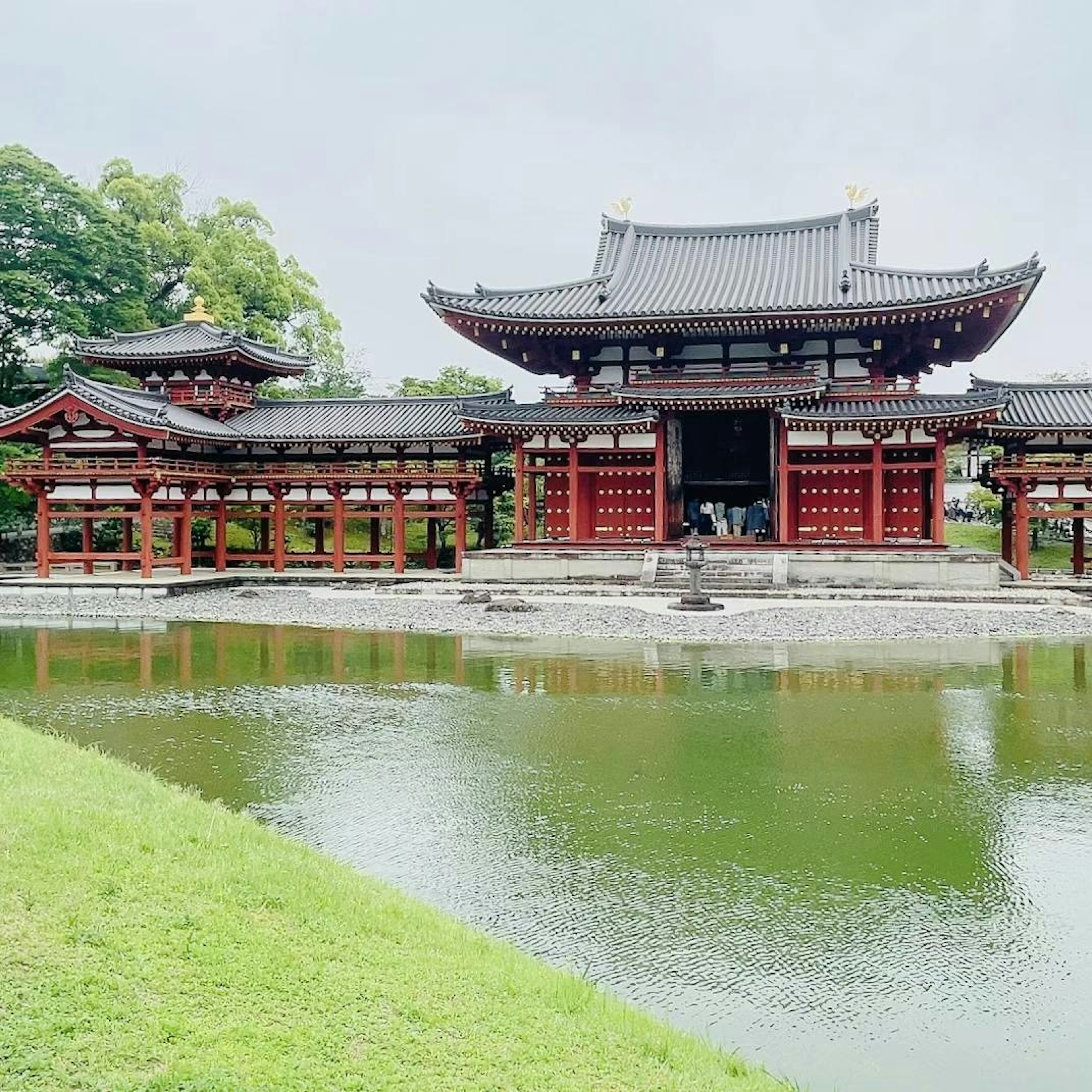 美麗的日本寺廟與池塘