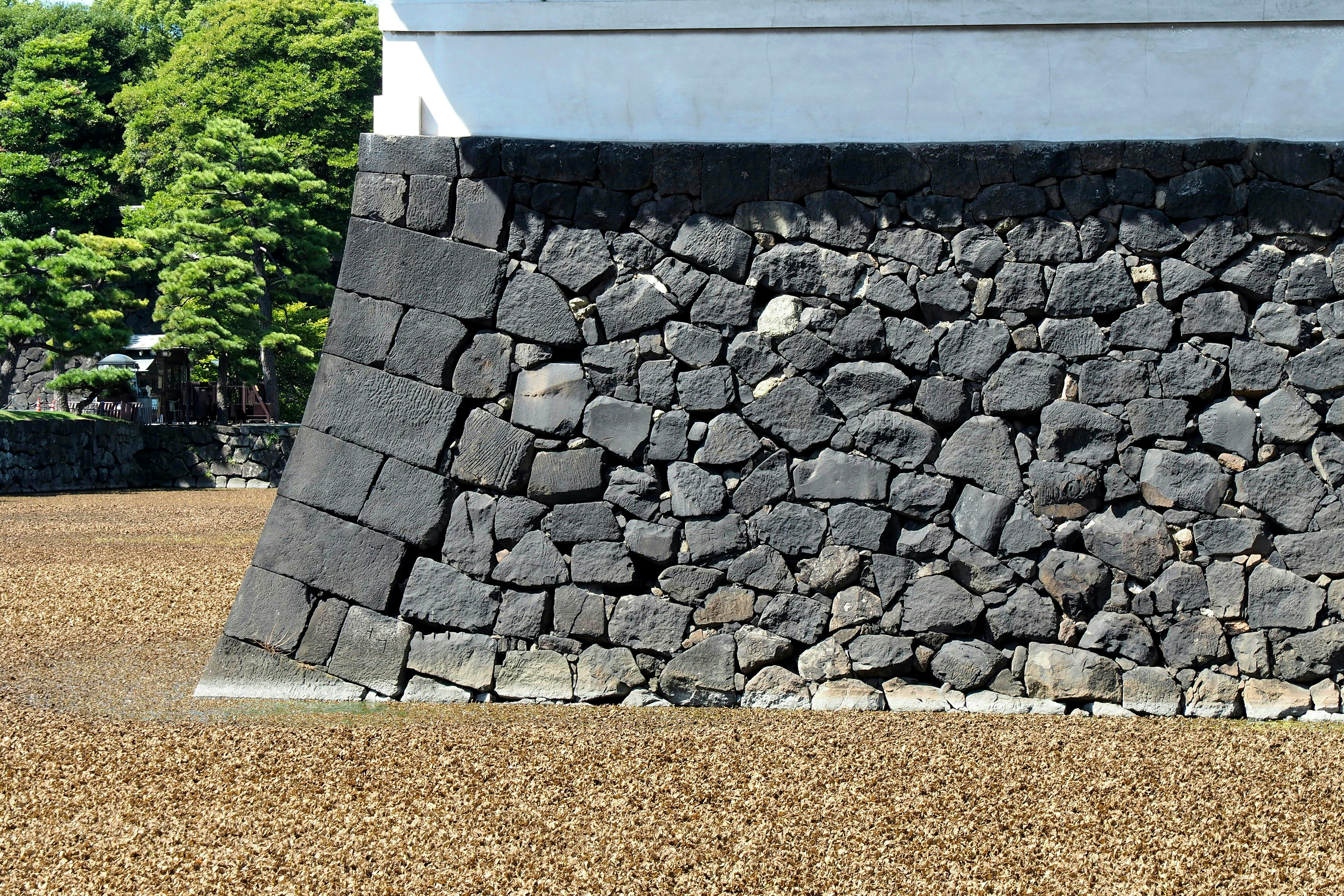 Acercamiento de una pared de piedra que sostiene la base de un castillo