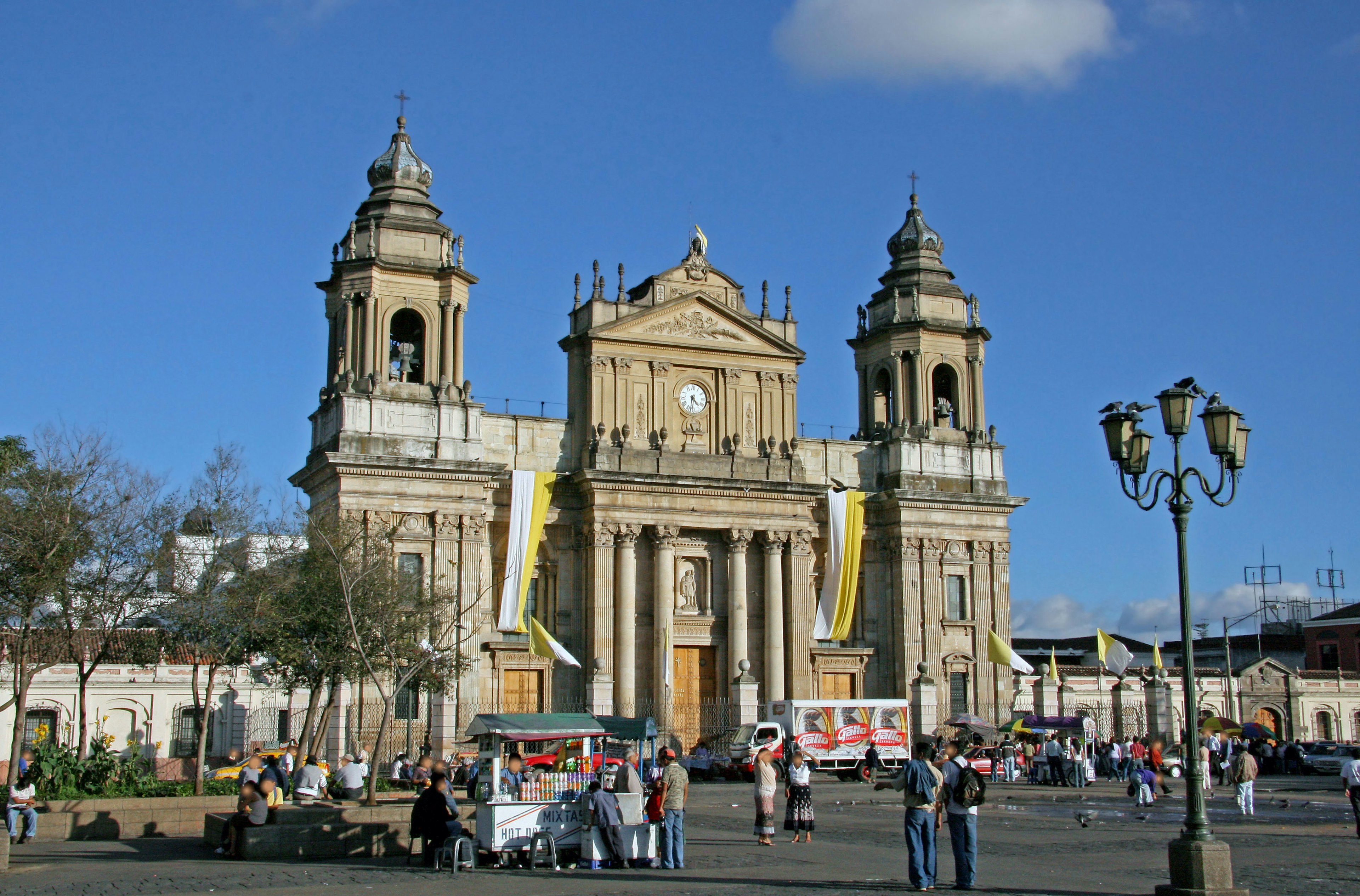 Façade impressionnante de la cathédrale de la ville de Guatemala avec des gens rassemblés