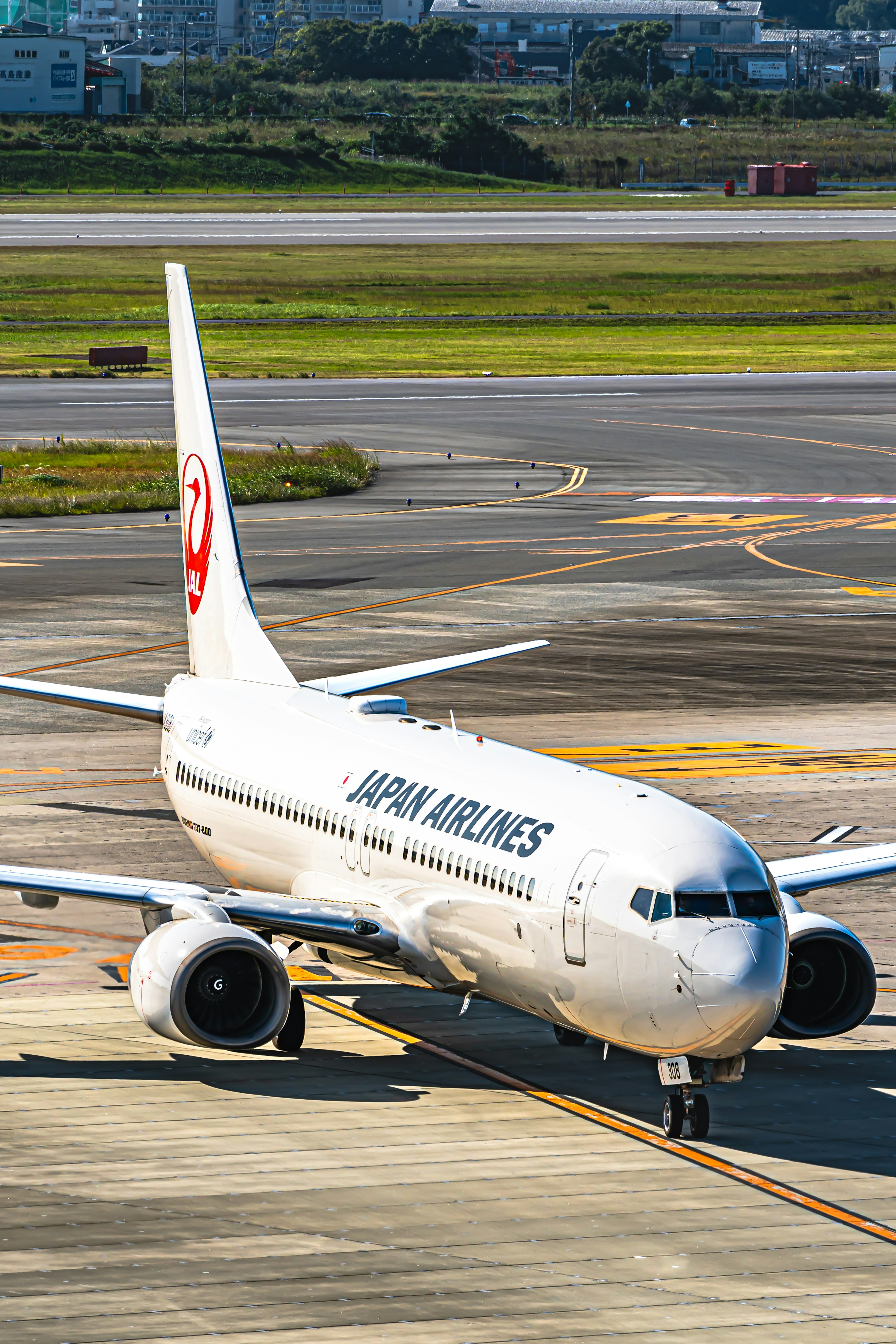 Boeing 737 Japan Airlines yang sedang bergerak di landasan