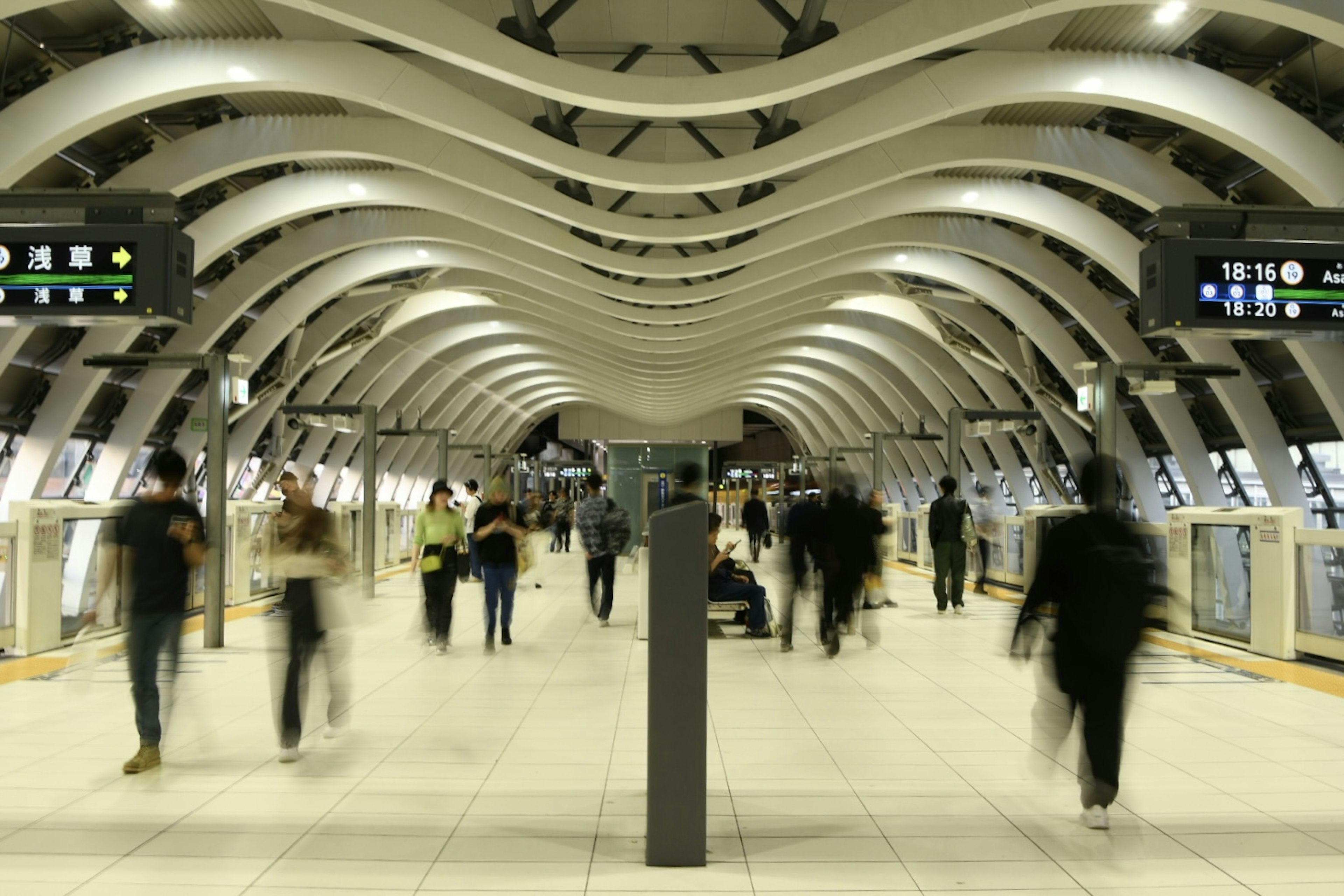 Estación de metro moderna con personas caminando en movimiento