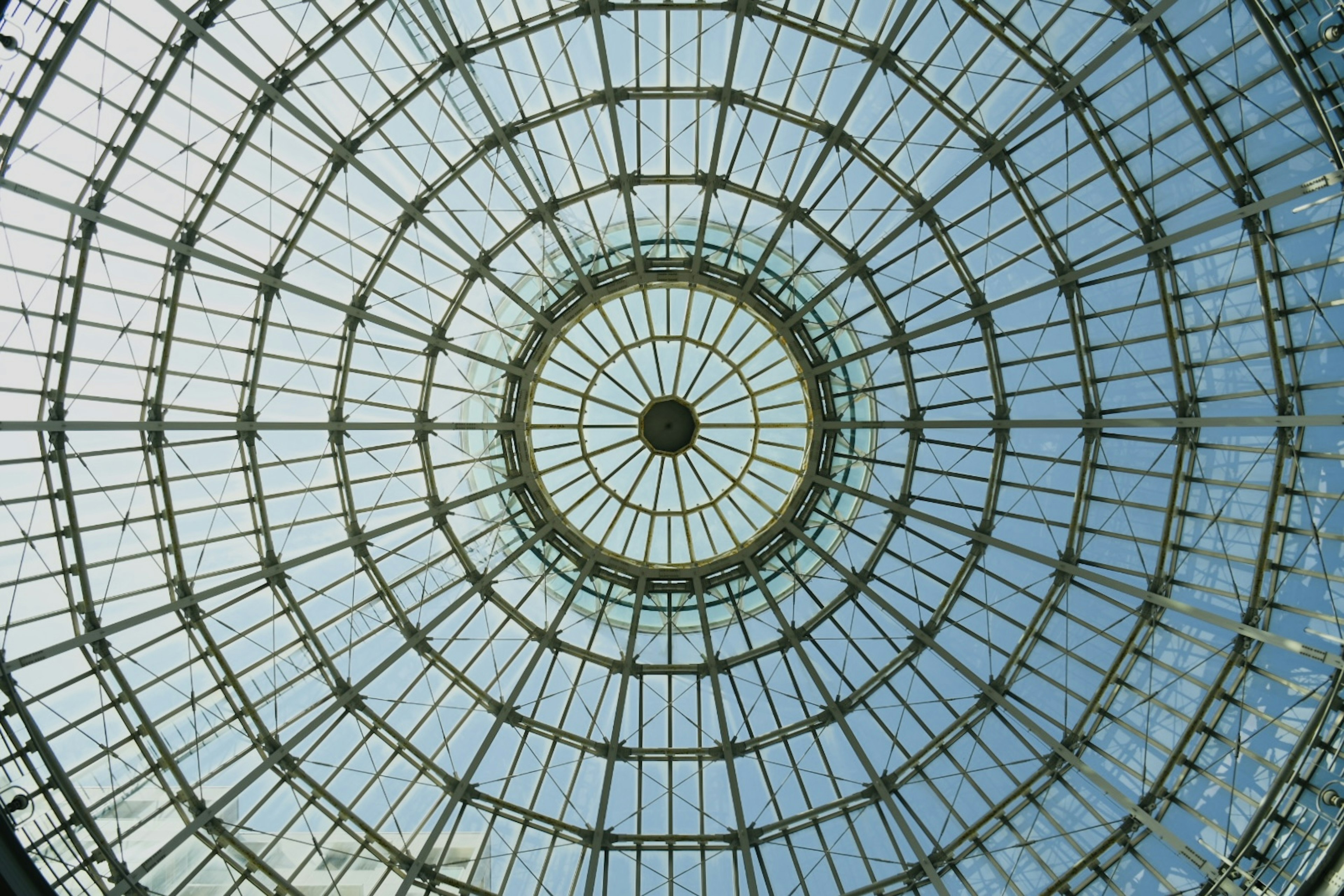 Vue d'une structure de plafond en verre circulaire