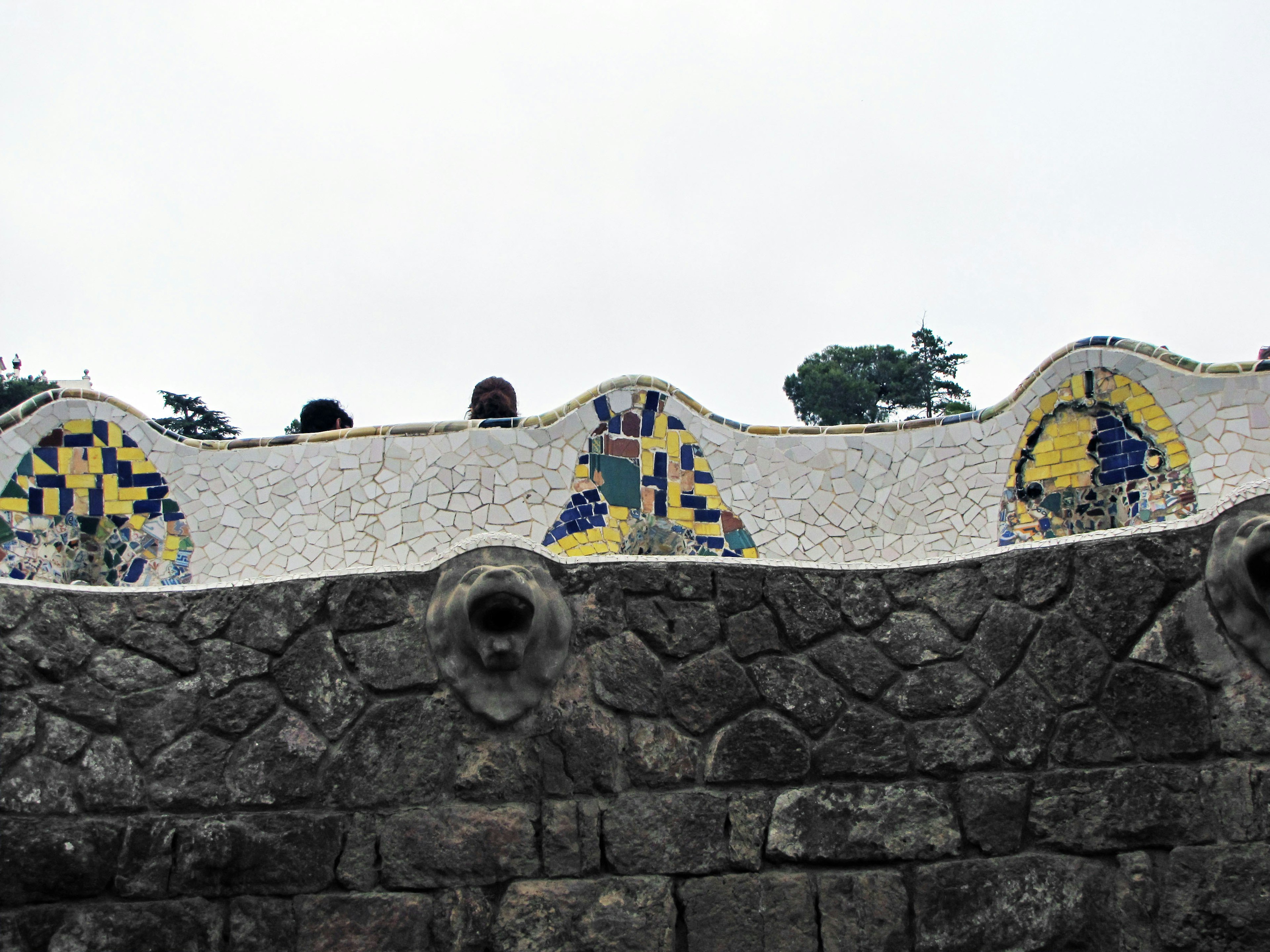 Phần tường được trang trí bằng gạch mosaic từ Casa Batlló