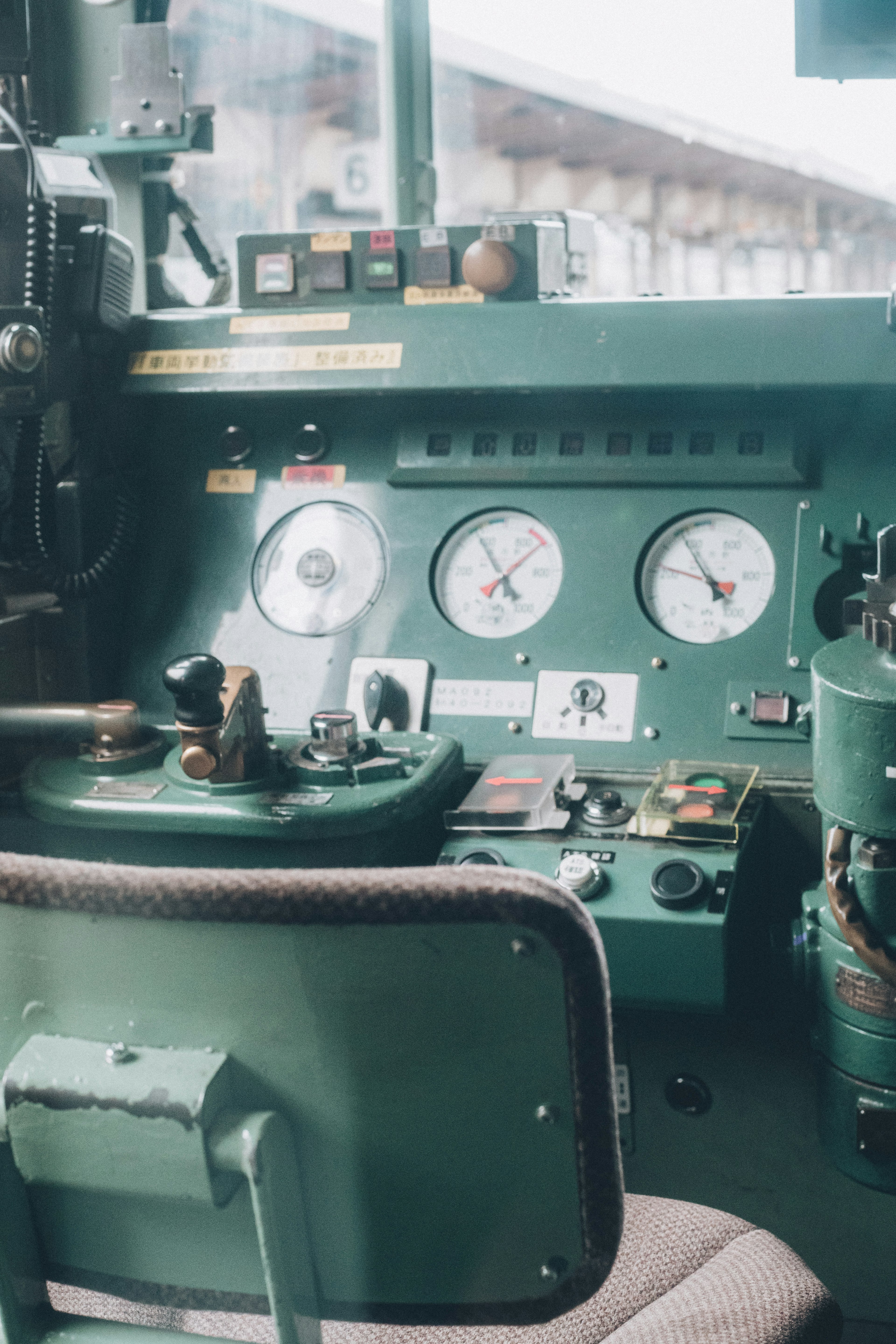 Intérieur de la cabine du conducteur de train avec un panneau de contrôle vert et des compteurs