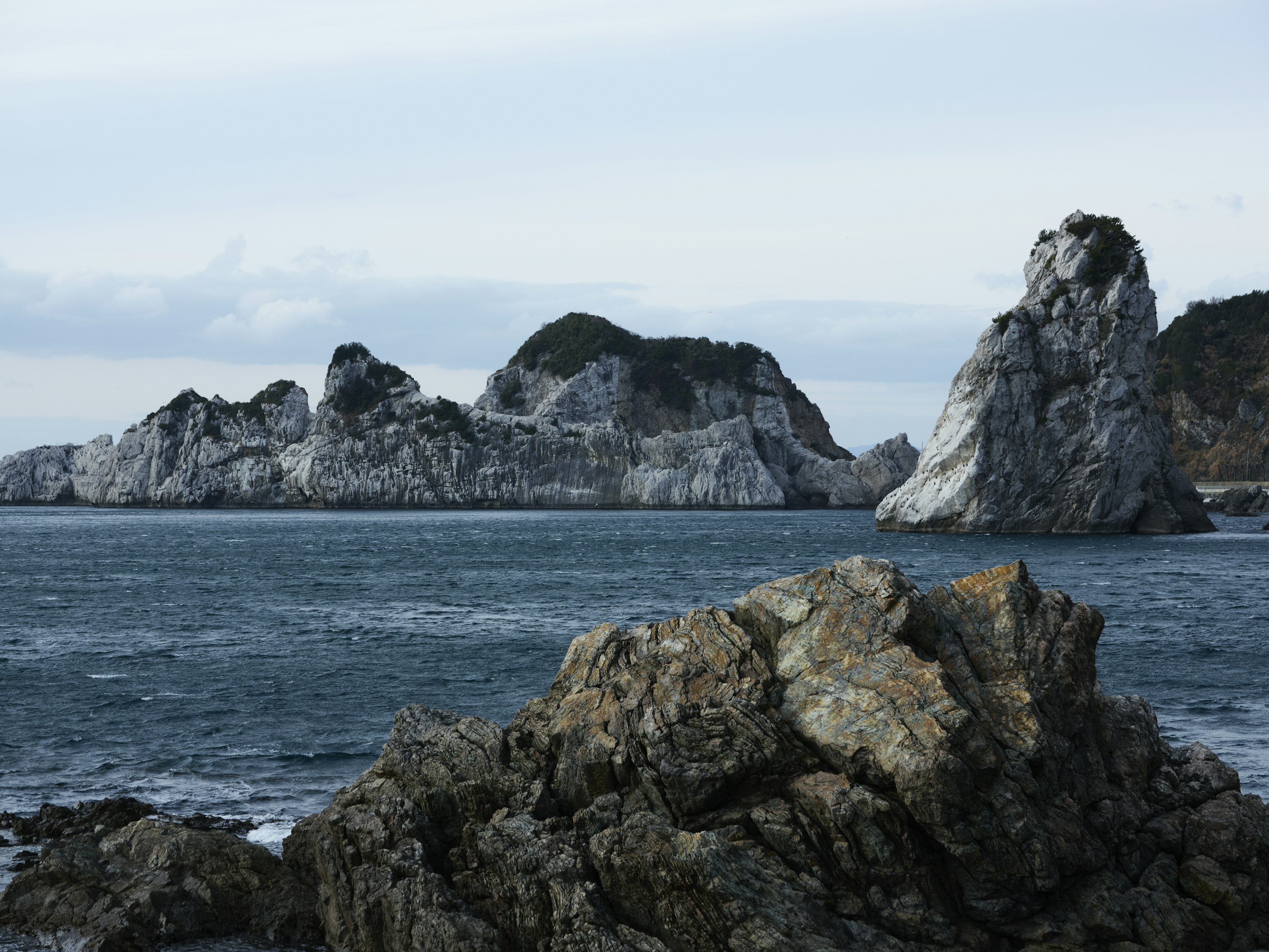 Costa rocciosa con paesaggio marino accidentato