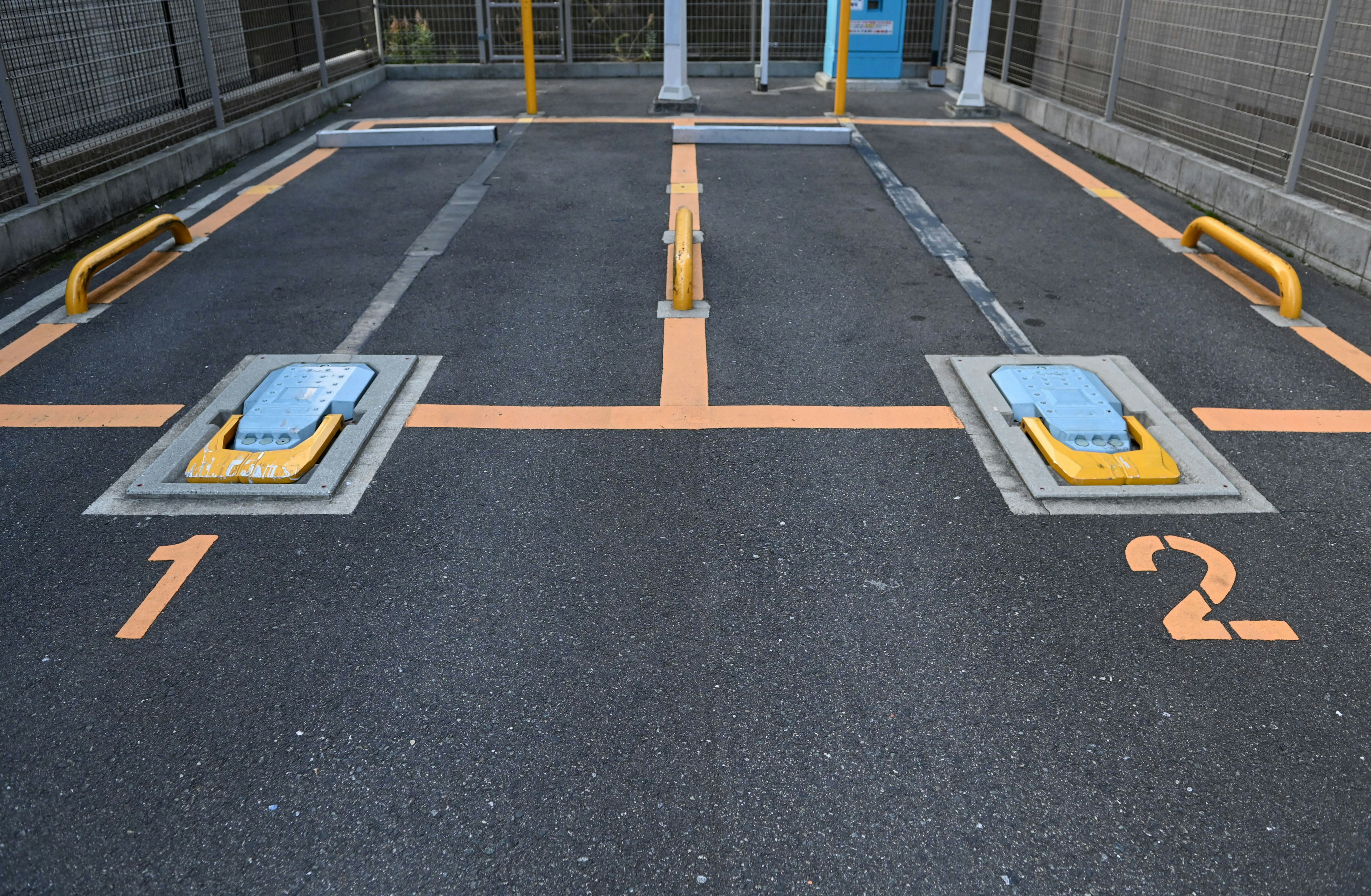 Parkplatz mit freien Stellplätzen nummeriert 1 und 2