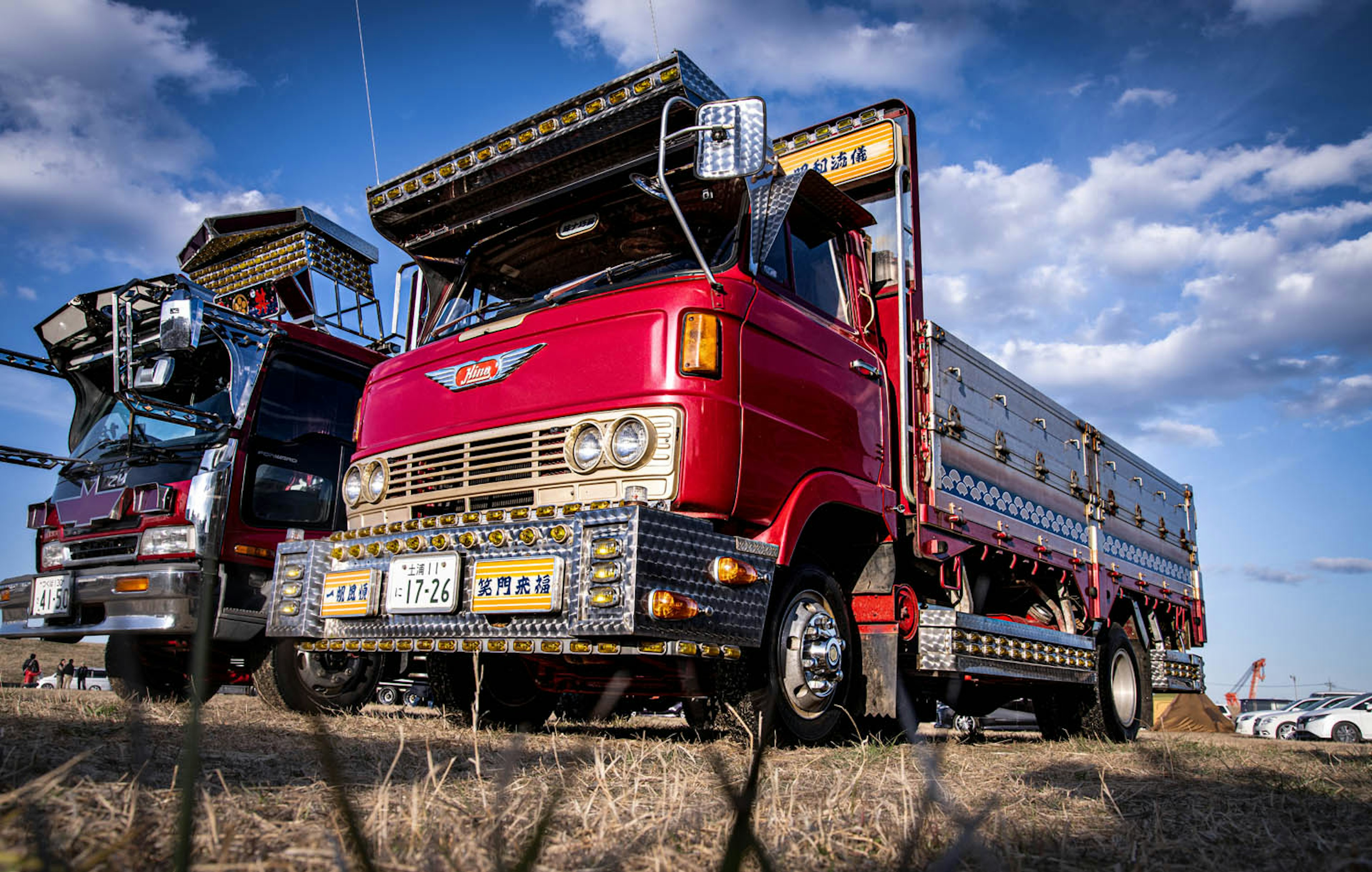 Un camion rosso con un design unico parcheggiato sotto un cielo blu