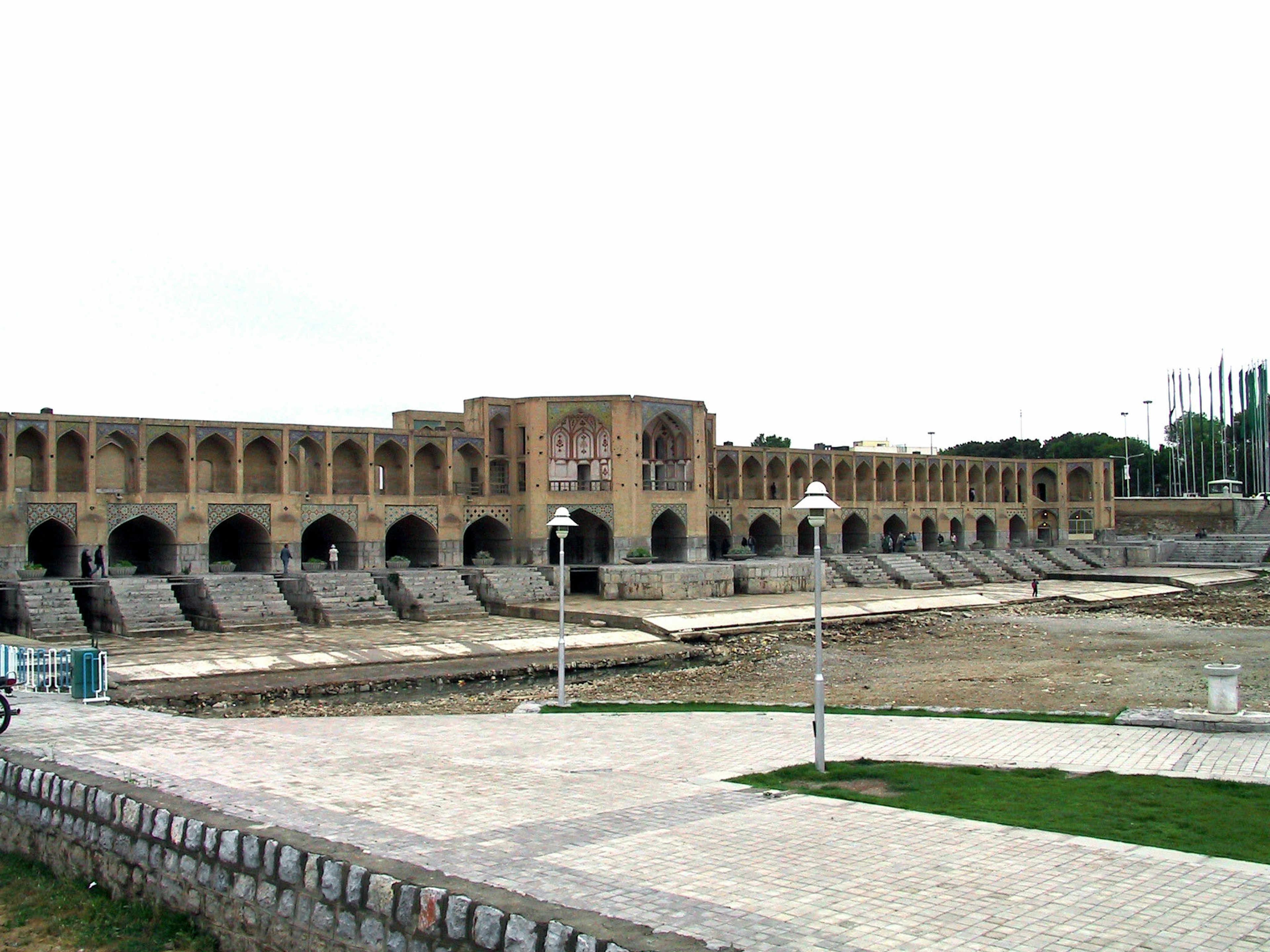 Historische Brücke mit umliegender Landschaft