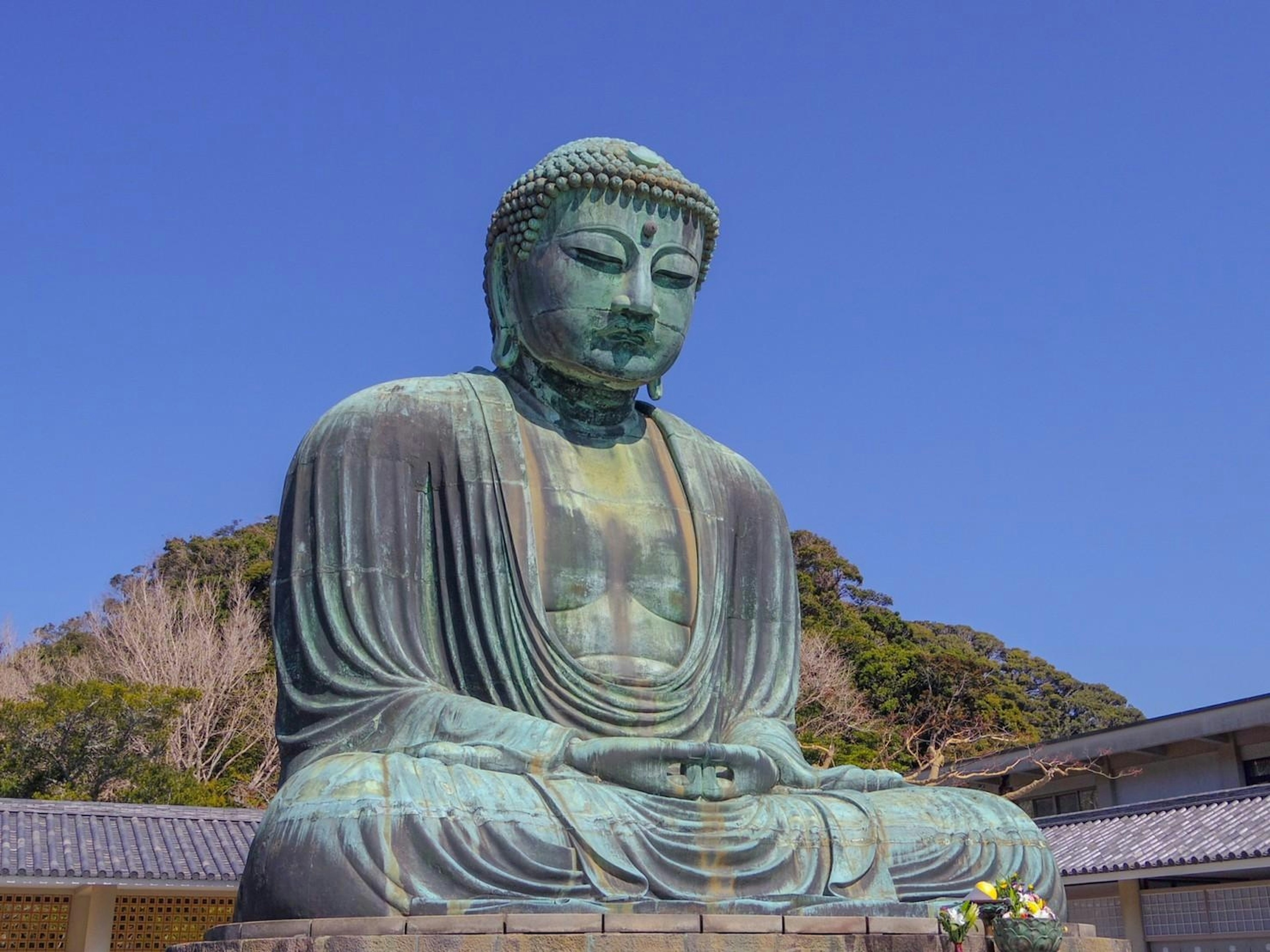 Patung Buddha Besar Kamakura di bawah langit biru yang cerah