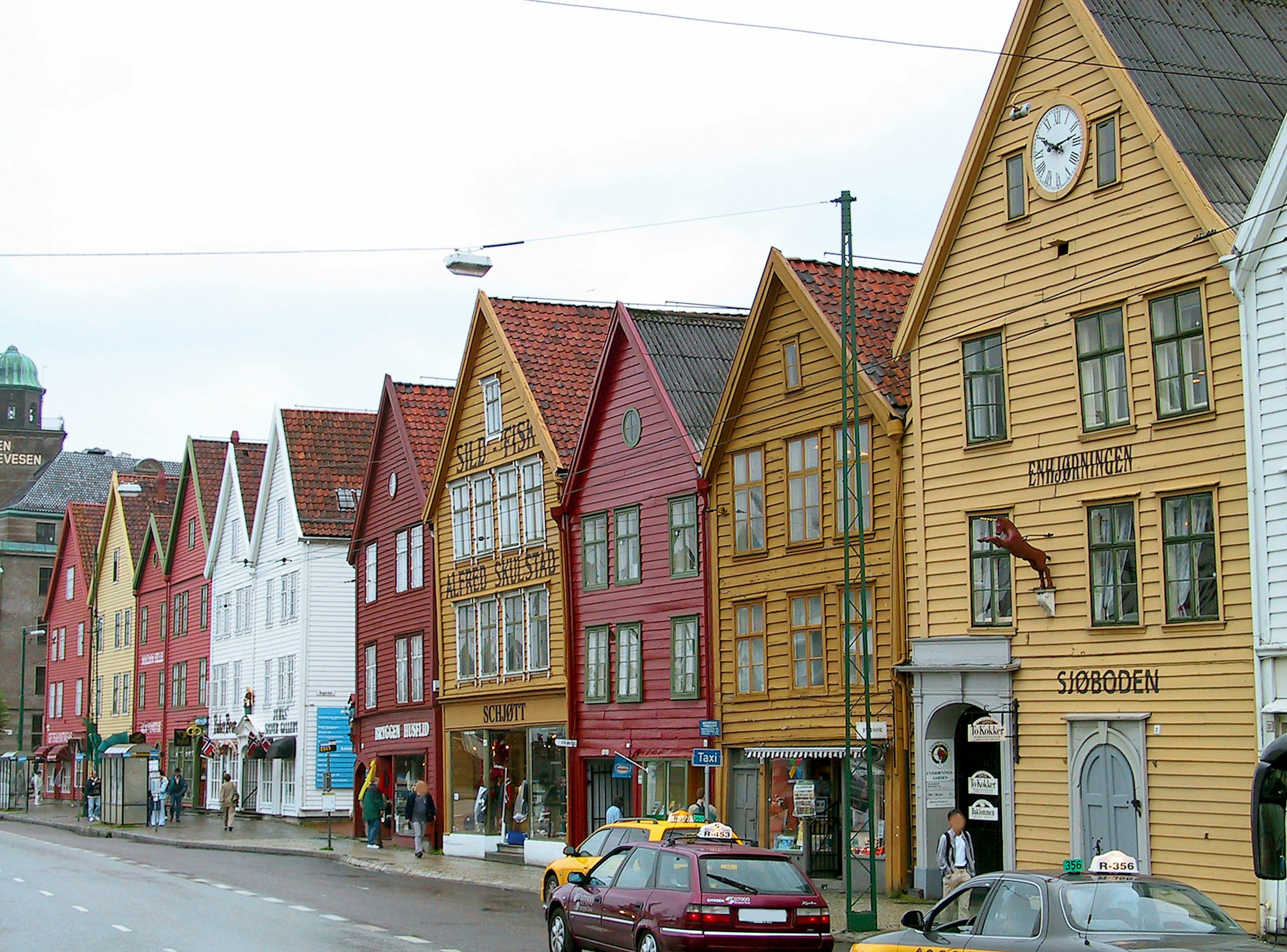 Bâtiments en bois colorés alignés le long d'une rue