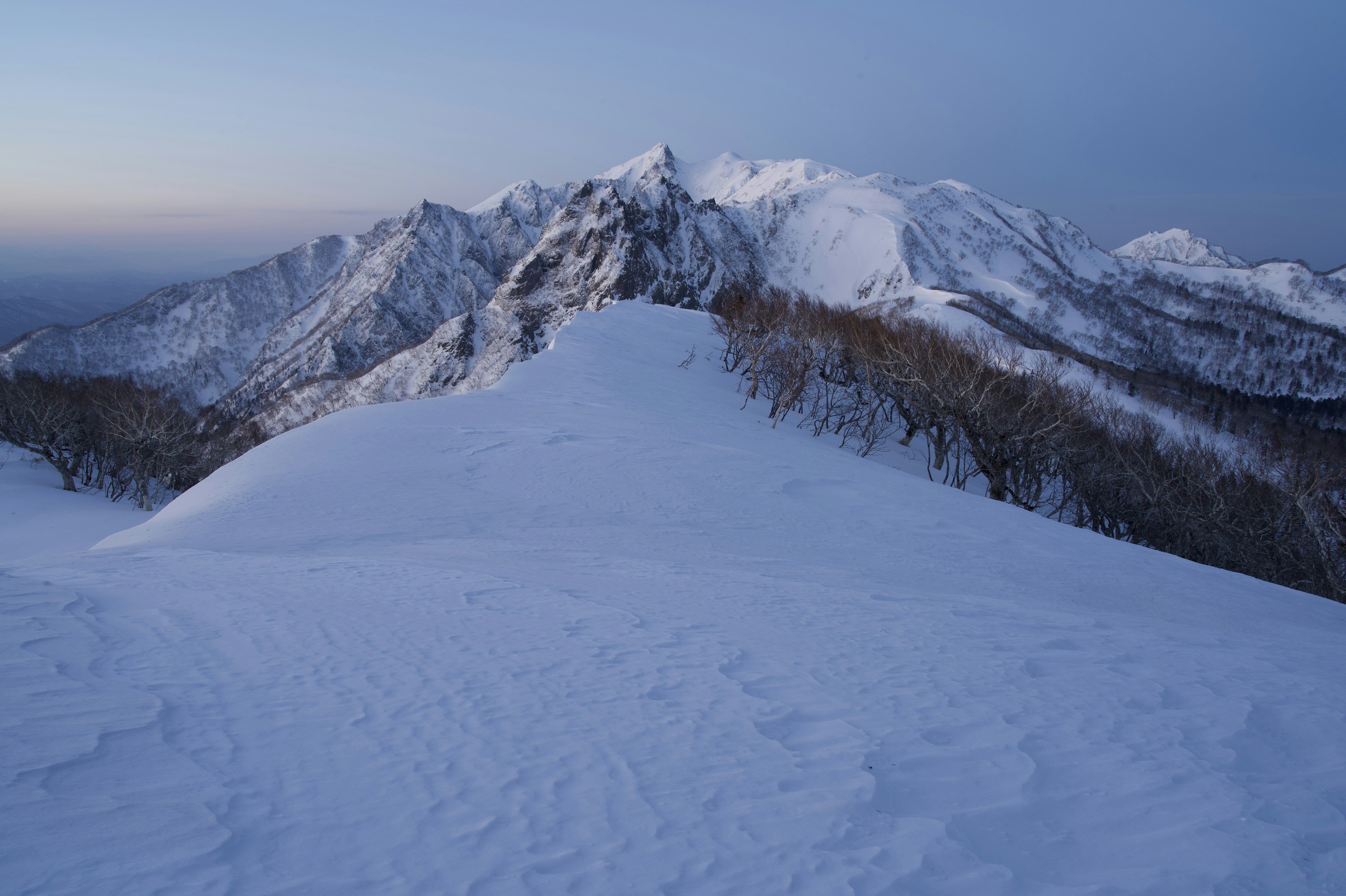 눈 덮인 산과 고요한 풍경의 파노라마 뷰