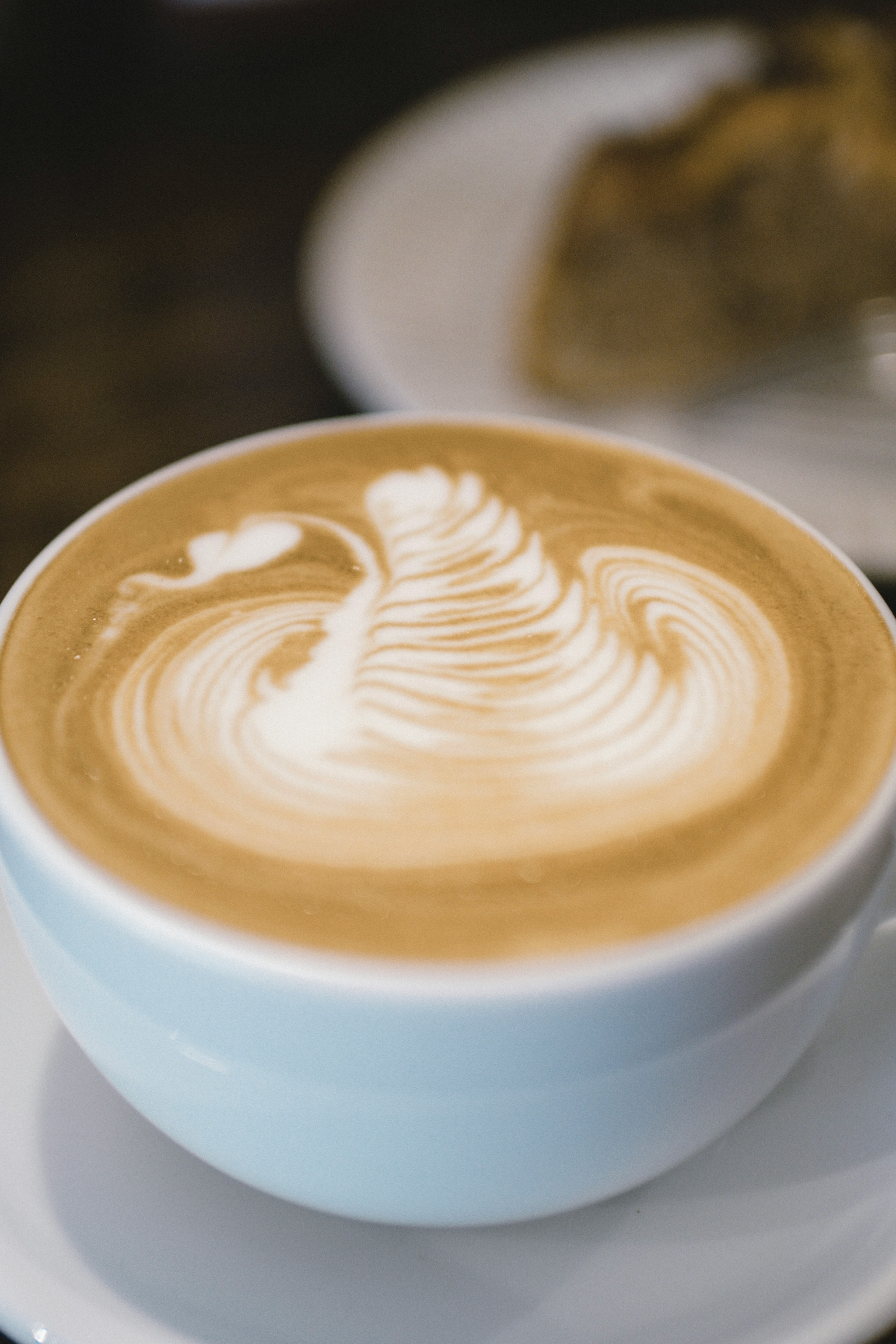 Un latte art magnifiquement réalisé dans une tasse blanche