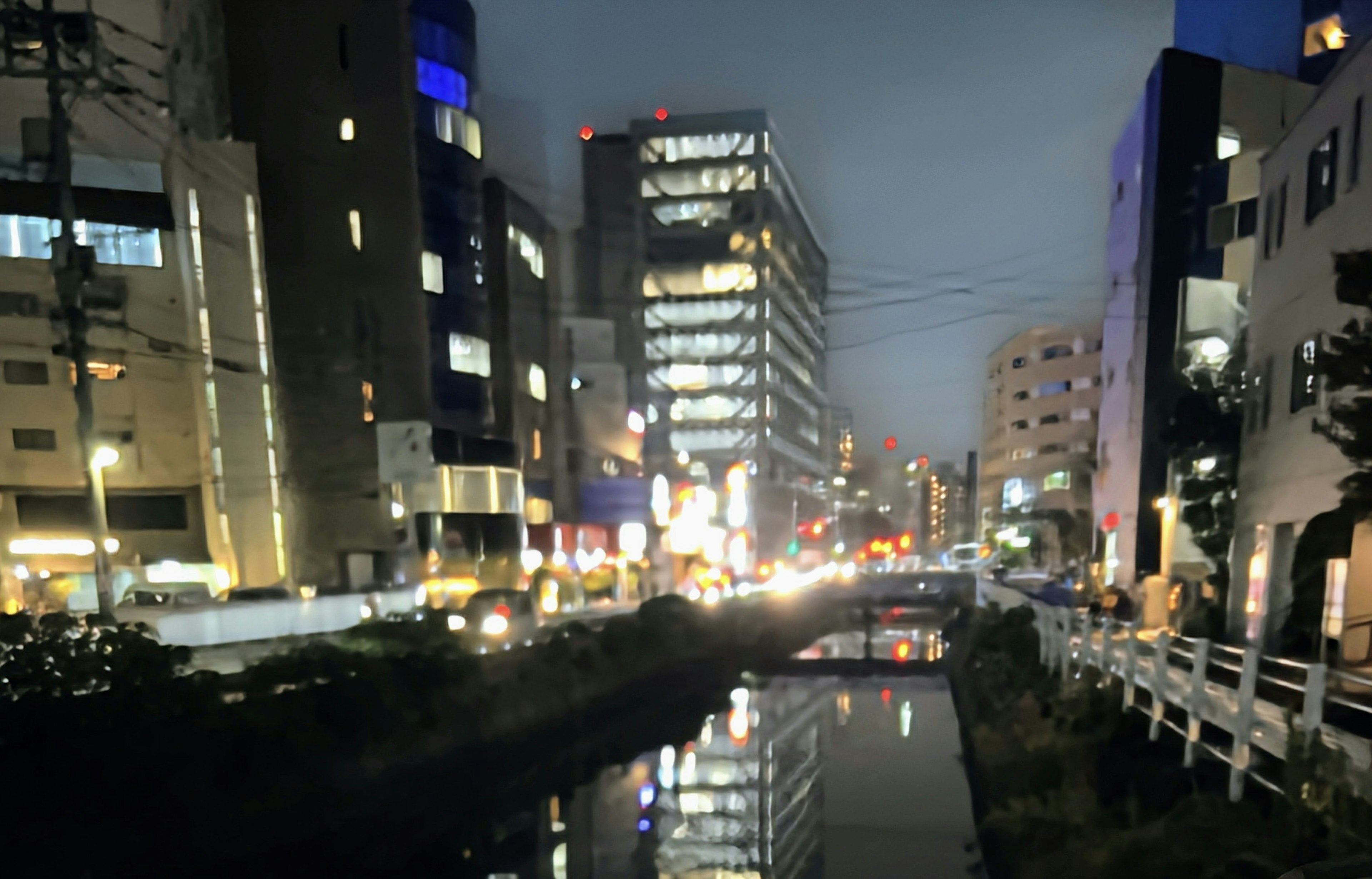 Stadtansicht bei Nacht mit Reflexionen im Fluss