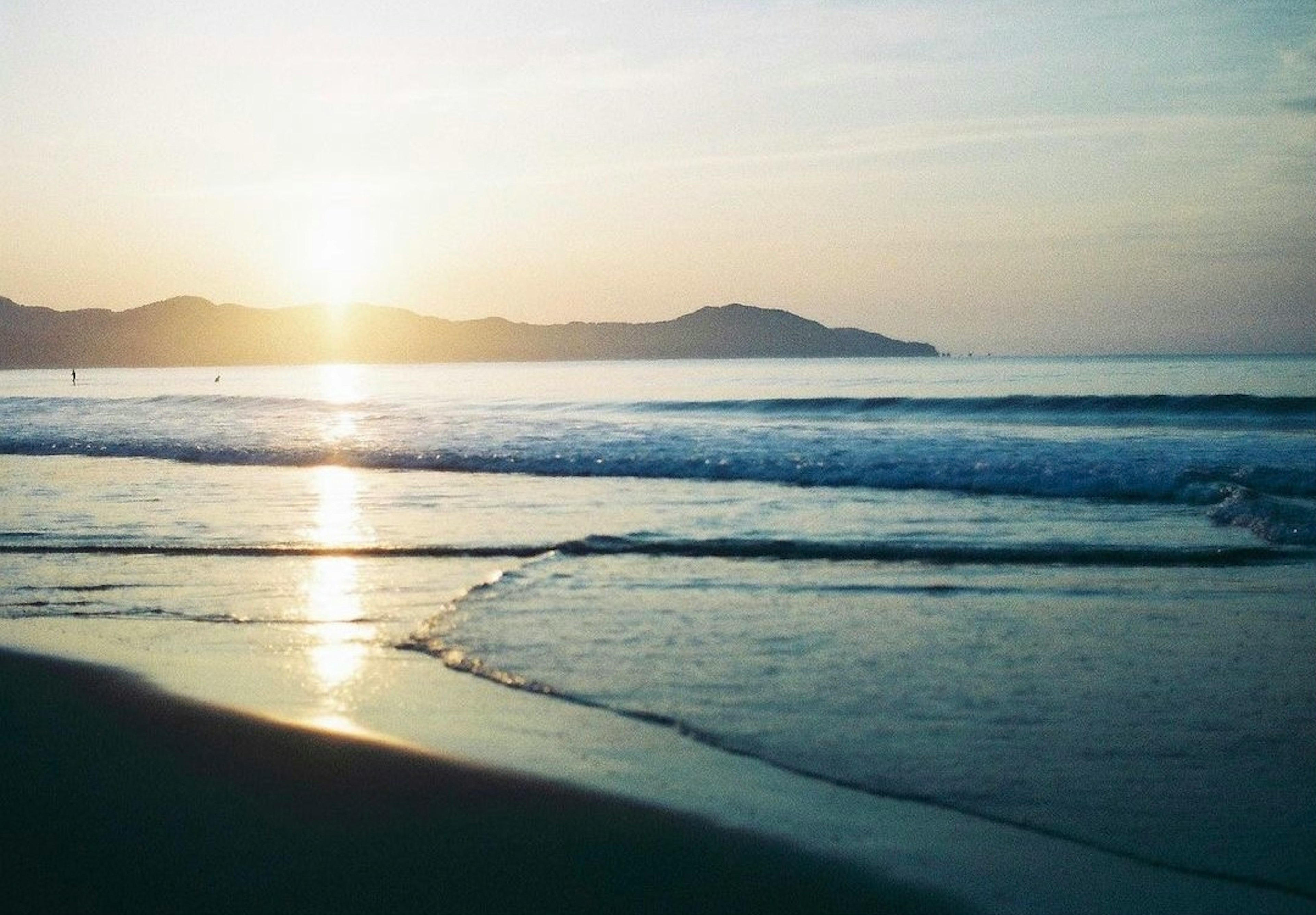 Pemandangan pantai dengan matahari terbenam di lautan