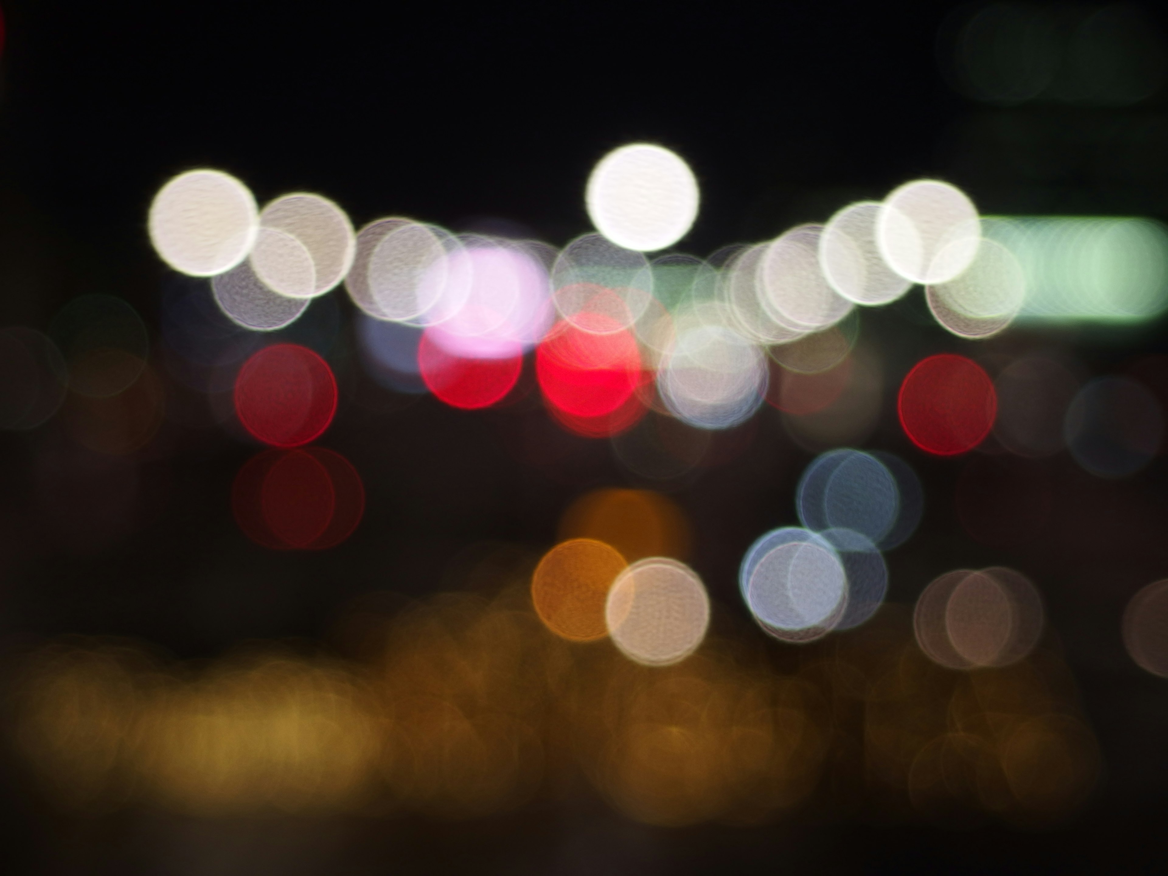 Luci sfocate di una città di notte con bokeh rosso blu e bianco