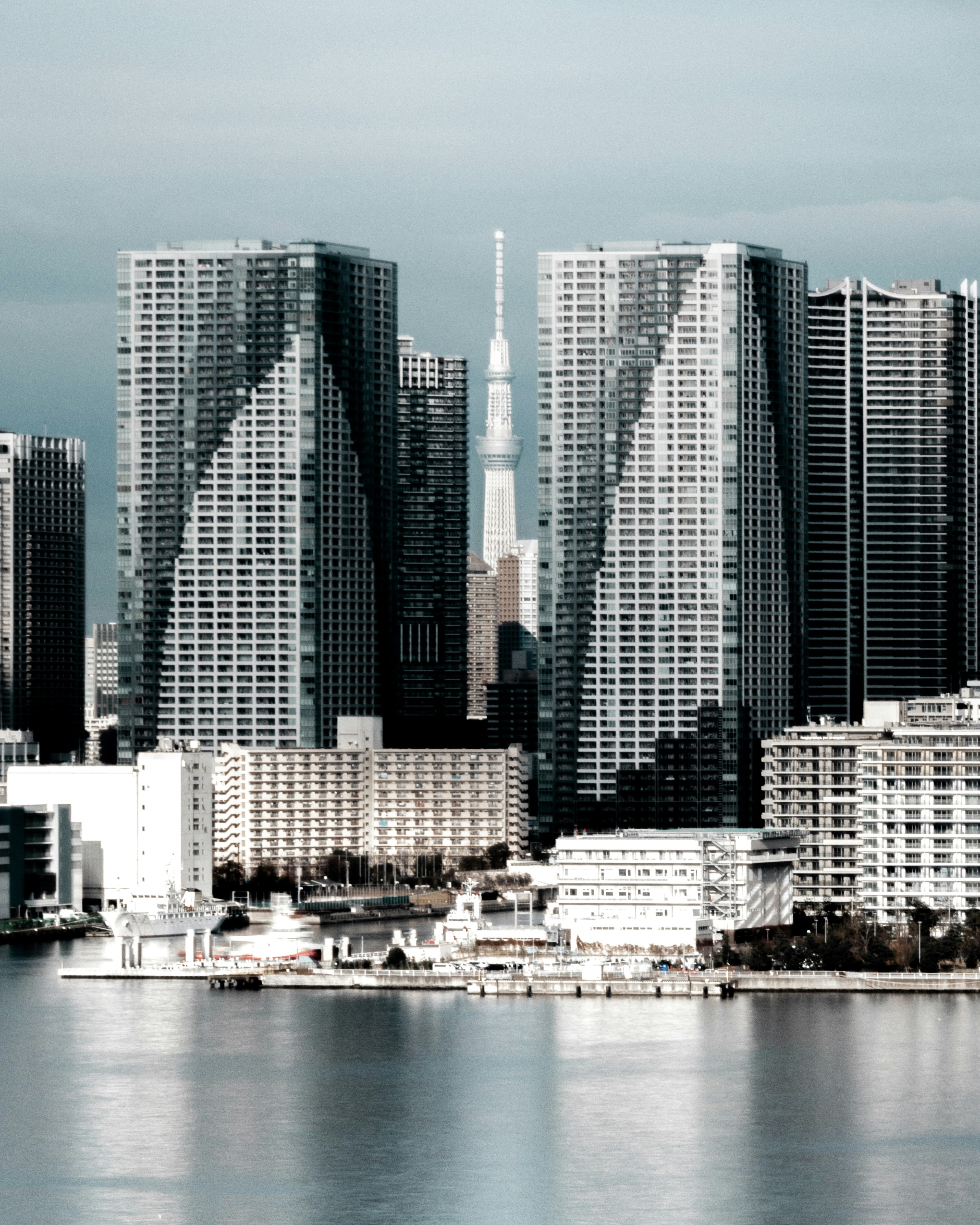 Pemandangan kota Tokyo dengan gedung pencakar langit dan Tokyo Skytree di latar belakang