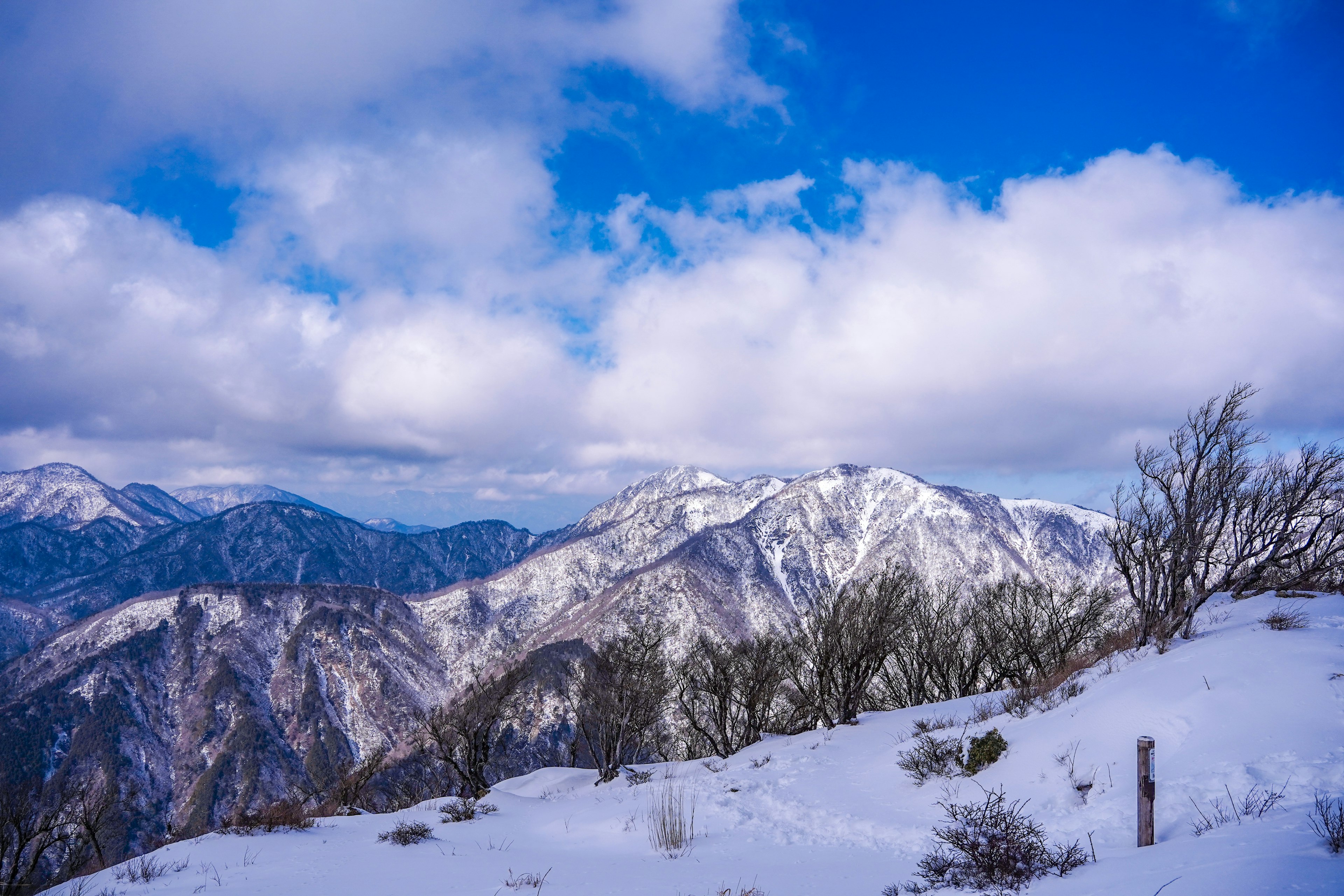 雪に覆われた山々と青い空の風景