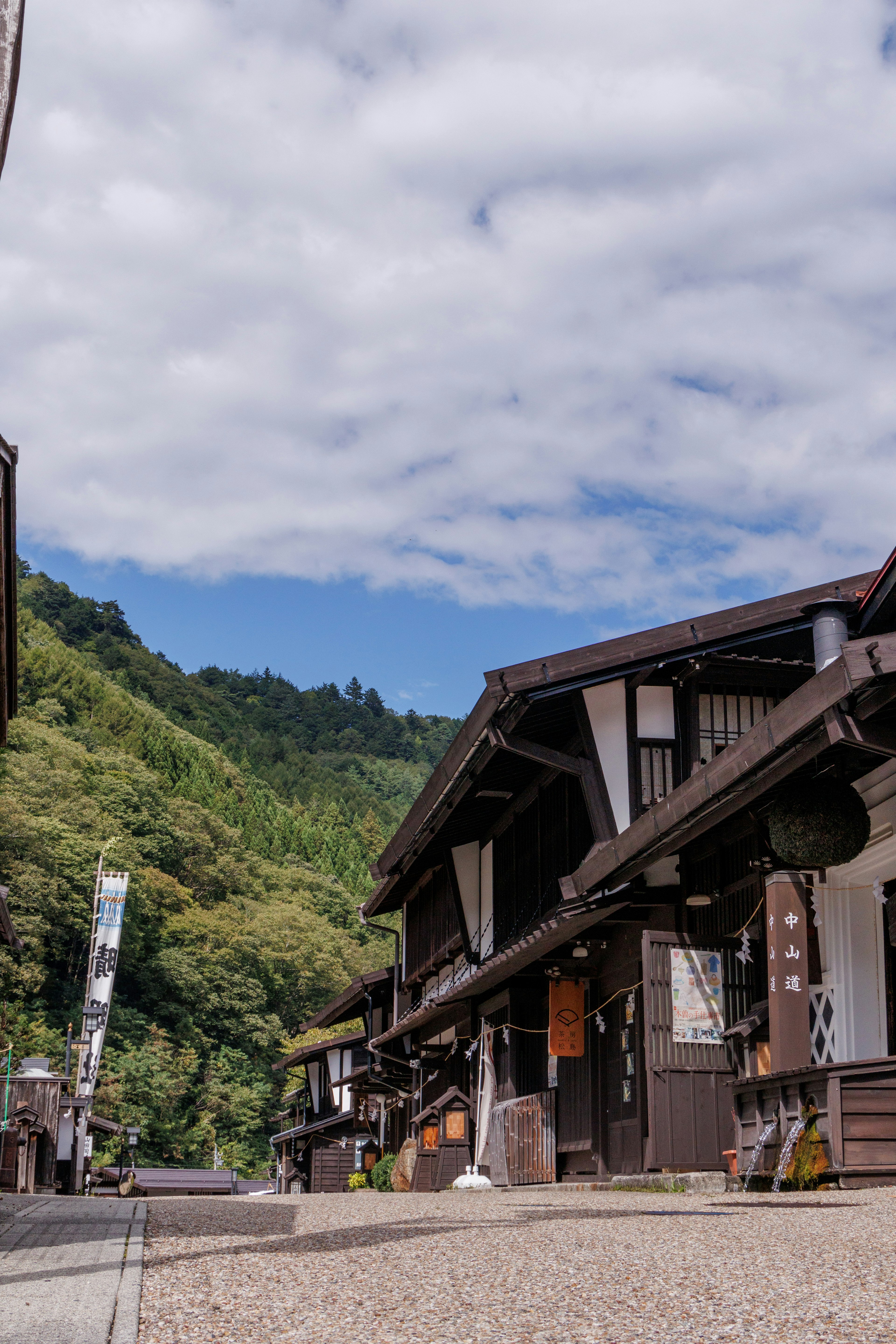 Escena de calle japonesa tradicional rodeada de montañas