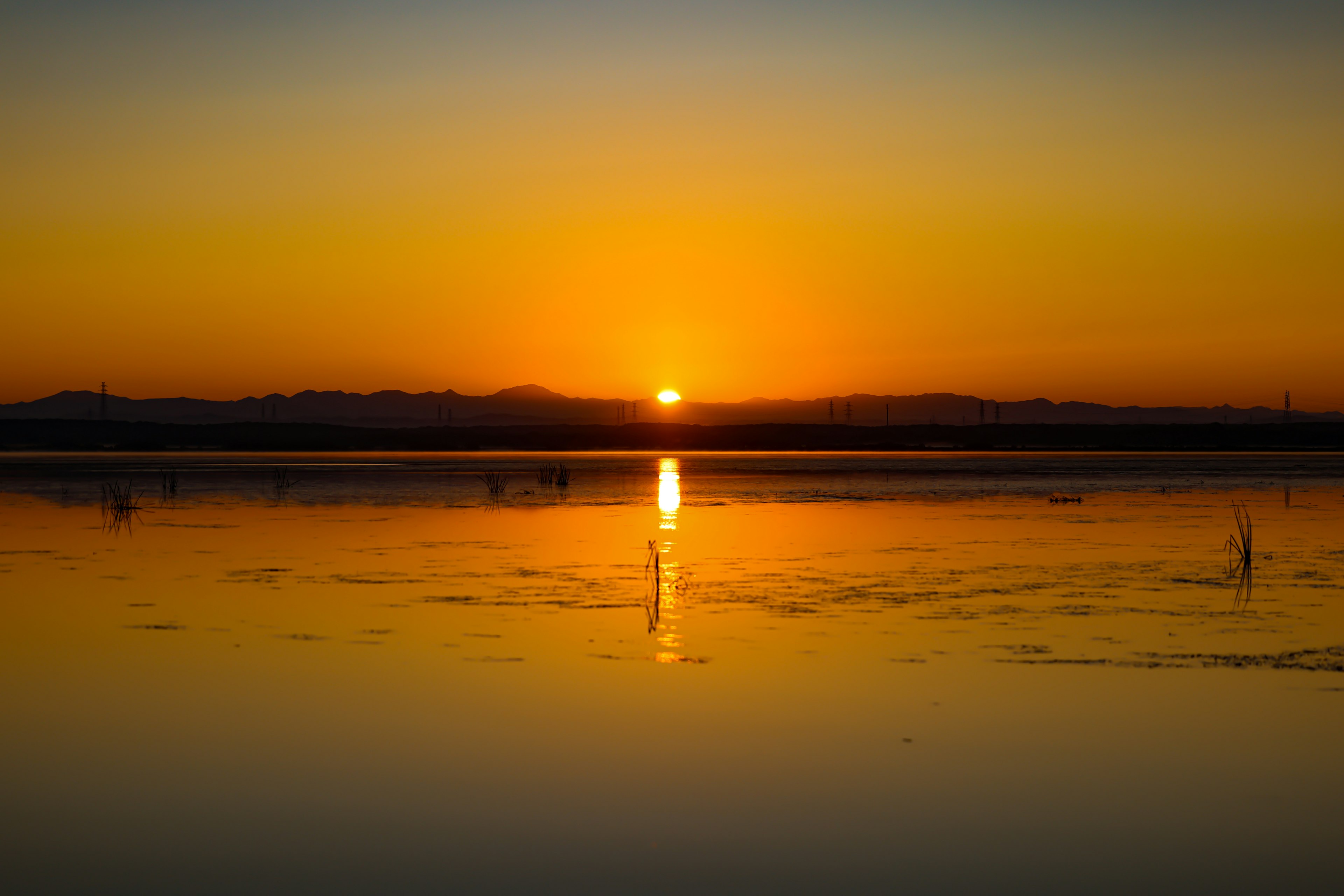 美しい夕日が水面に映る静かな湖の風景