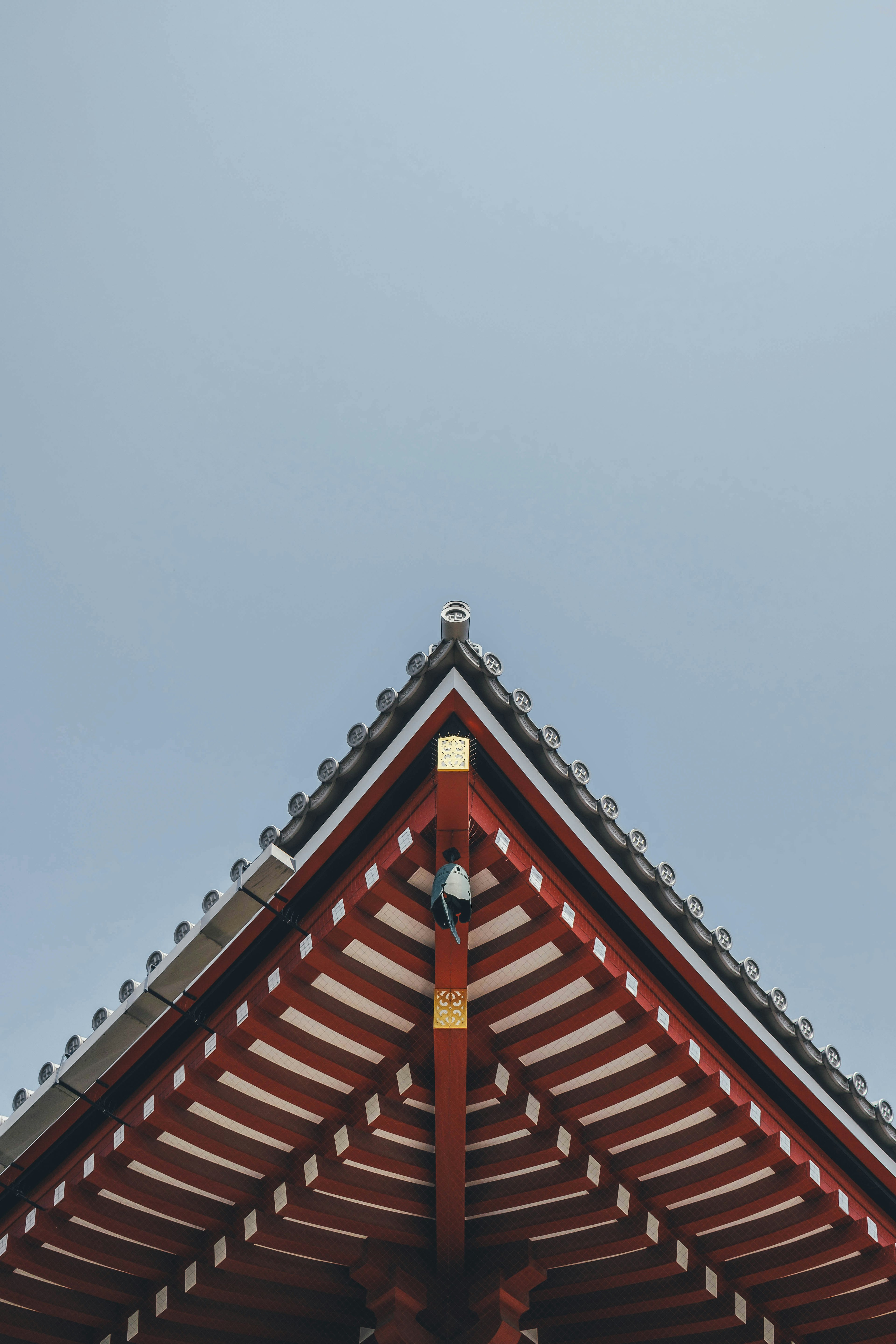 Architecture traditionnelle avec un toit rouge sous un ciel bleu