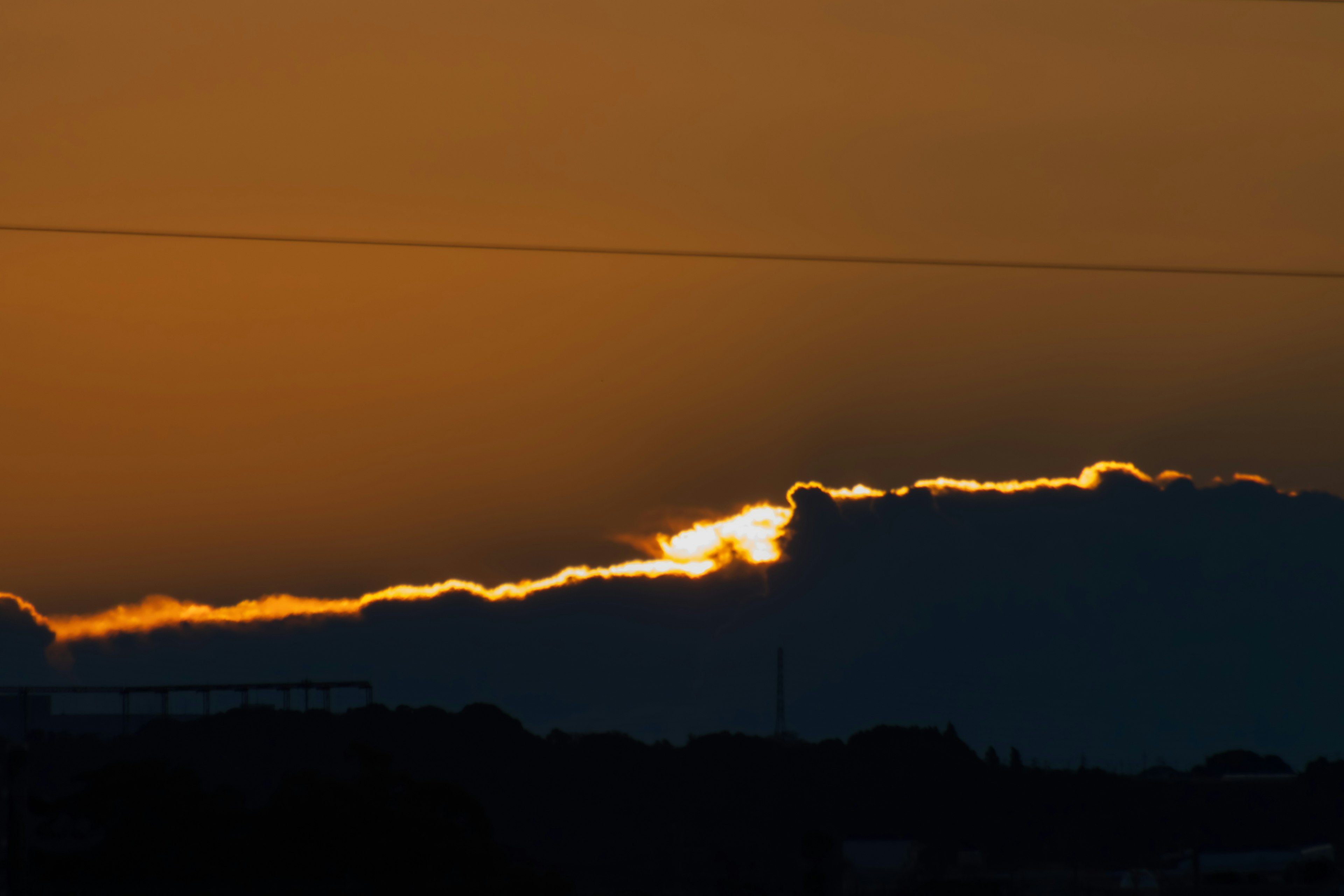 Nuages au coucher de soleil avec une lumière éclatante à l'horizon