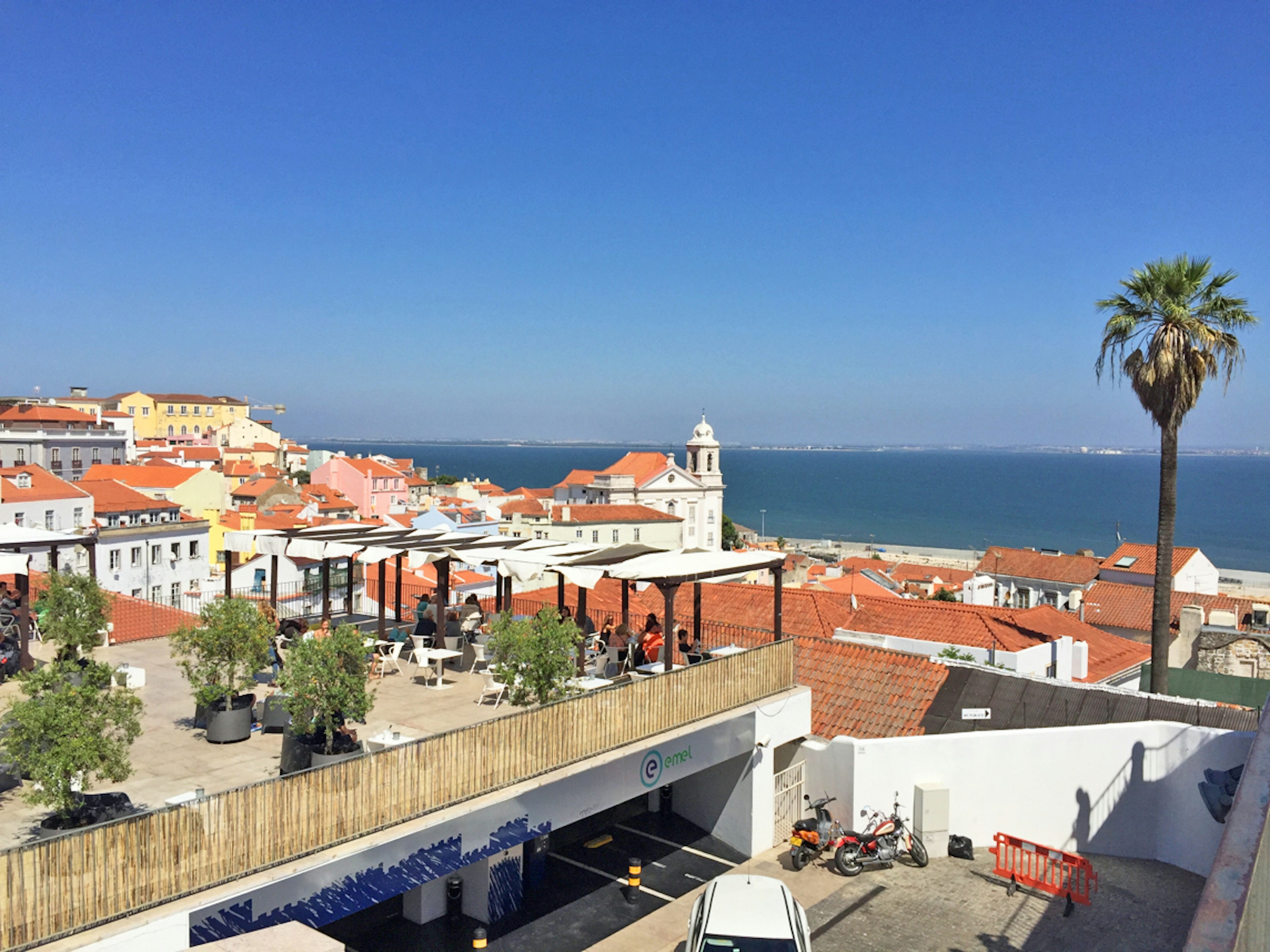 Littoral de Lisbonne avec des bâtiments à toits rouges et un ciel bleu clair