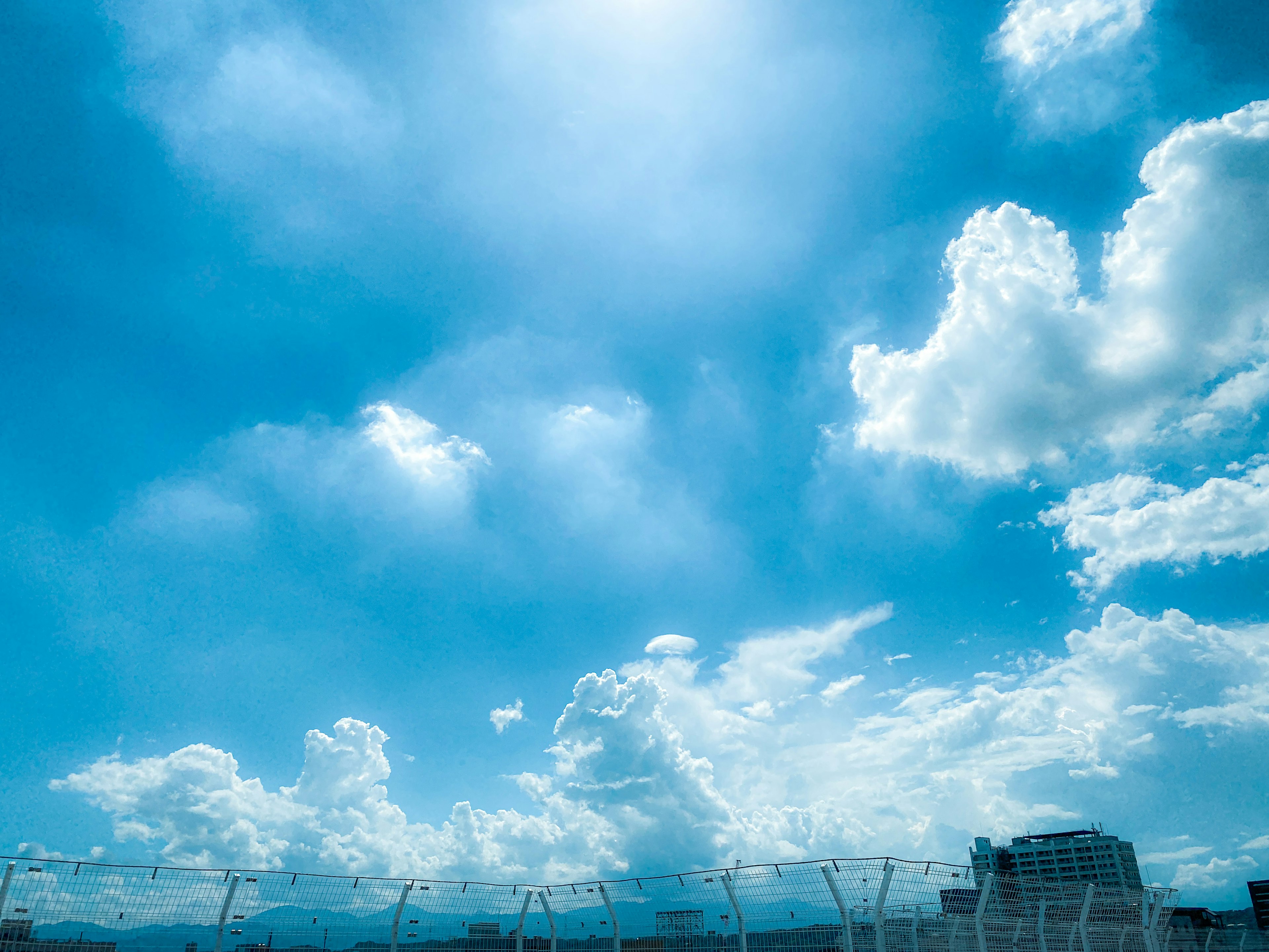 Lebendiger blauer Himmel mit flauschigen weißen Wolken