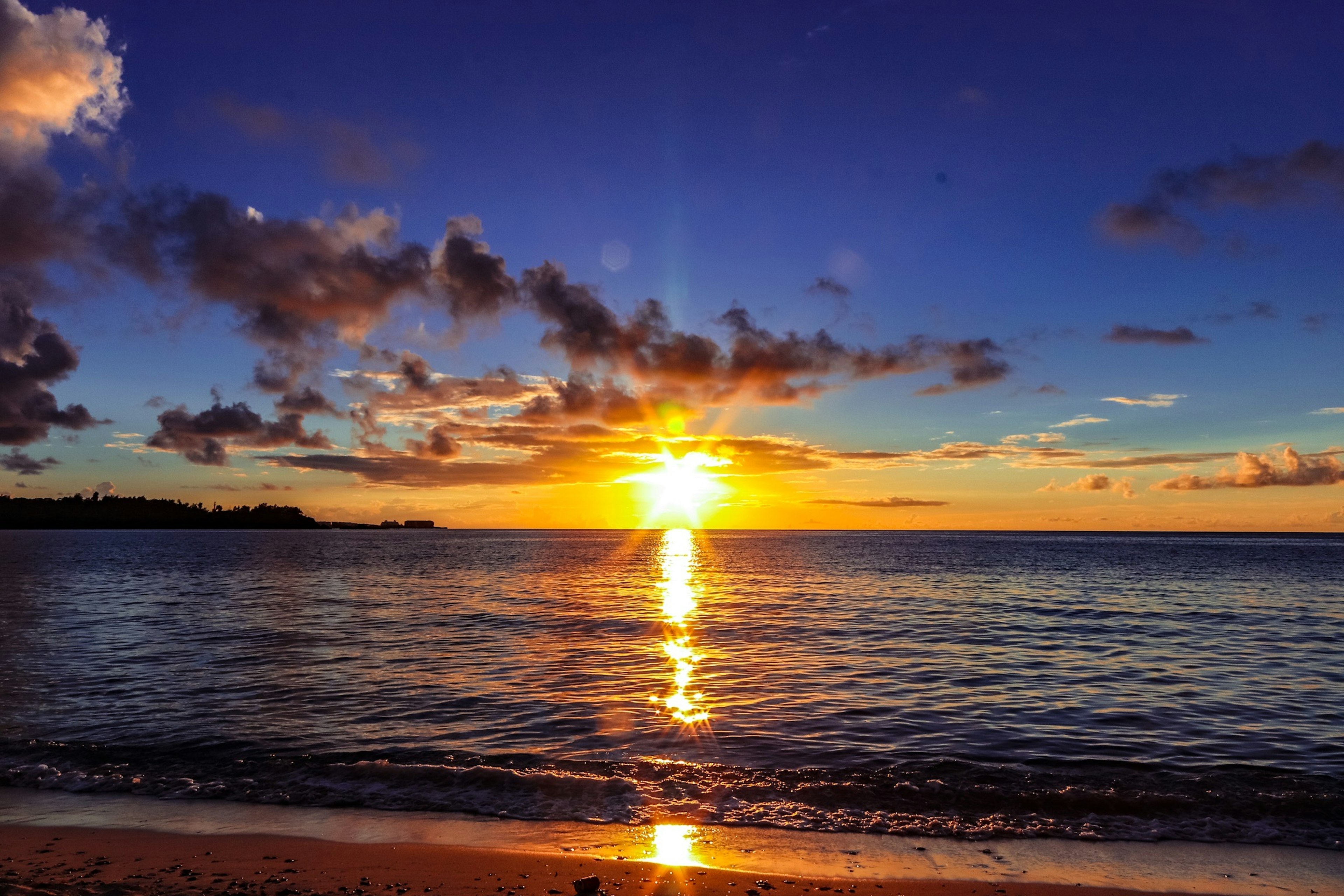 美しい海の夕日が水平線に沈む風景