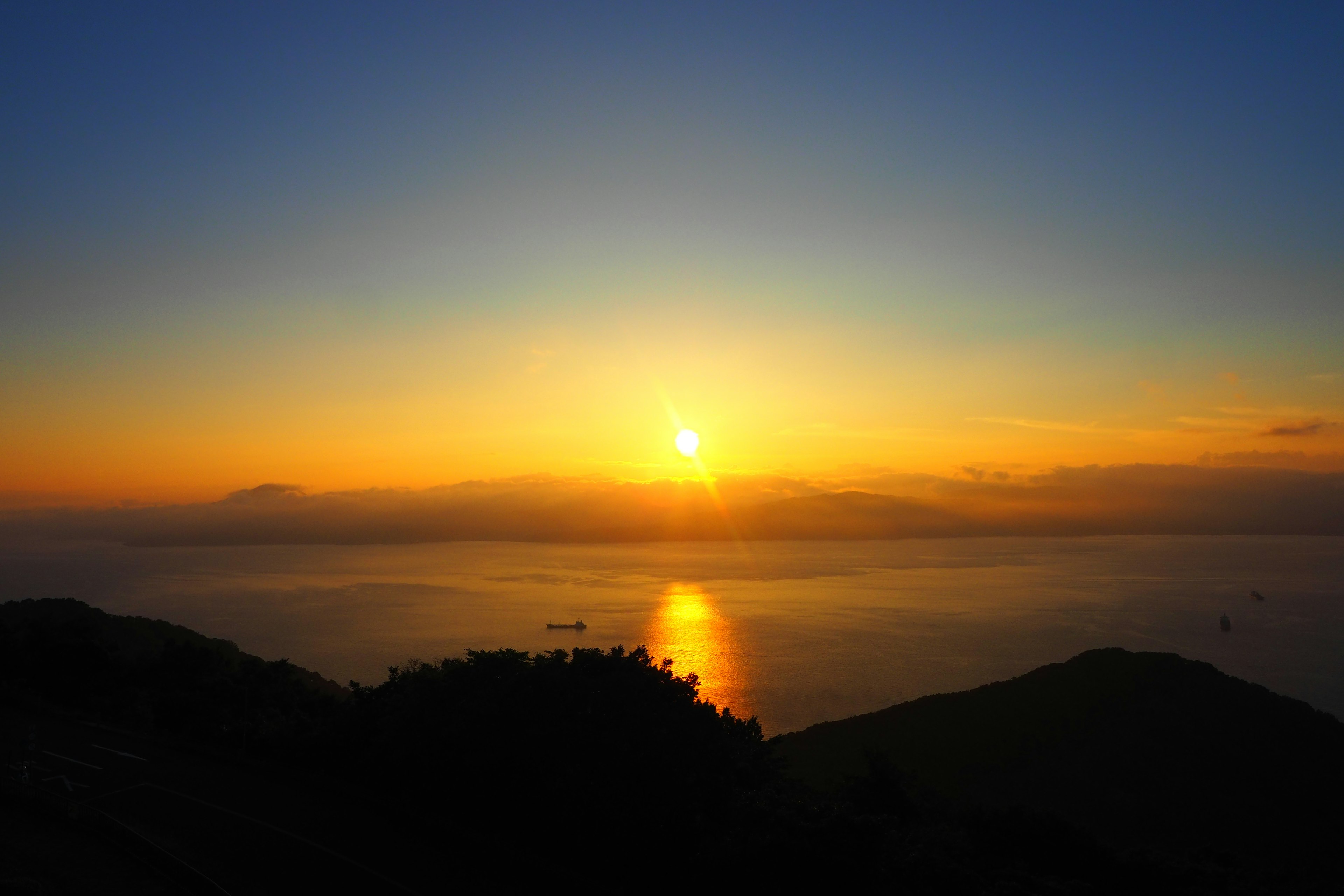 Schöne Landschaft mit Sonnenuntergang über dem Ozean